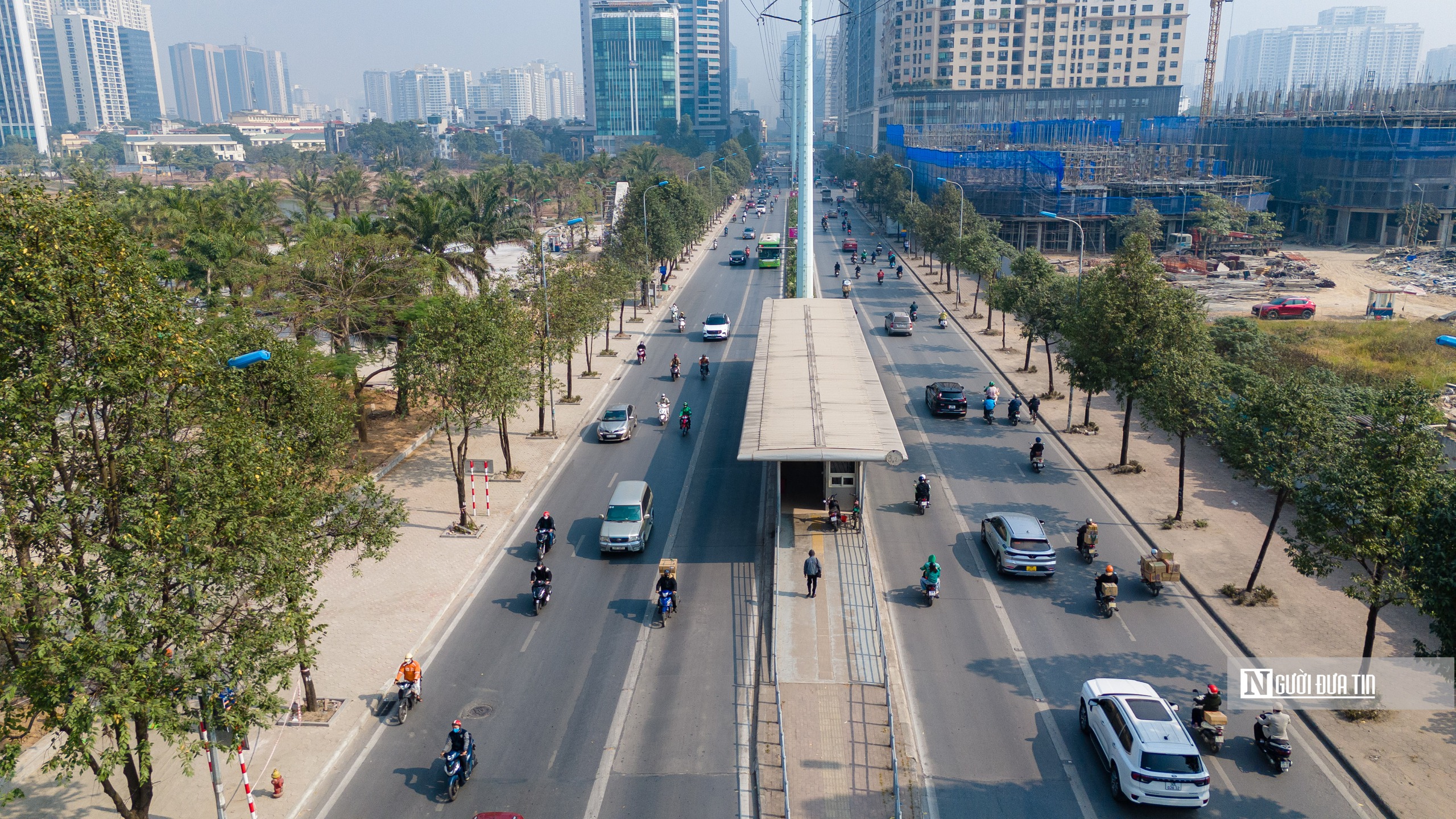 Hà Nội: Không thấy lực lượng chức năng, các phương tiện ồ ạt lao lên vỉa hè- Ảnh 1.