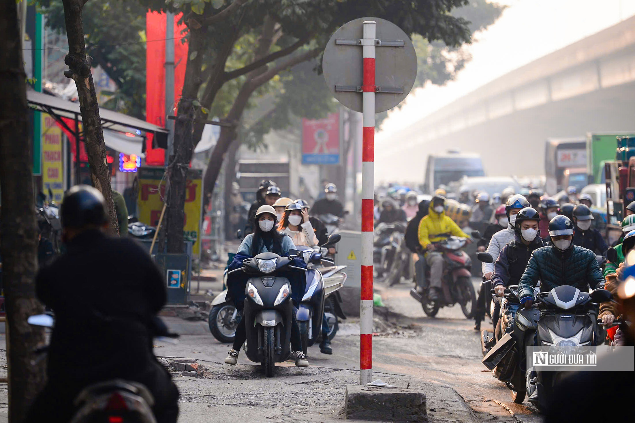 Hà Nội: Không thấy lực lượng chức năng, các phương tiện ồ ạt lao lên vỉa hè- Ảnh 9.