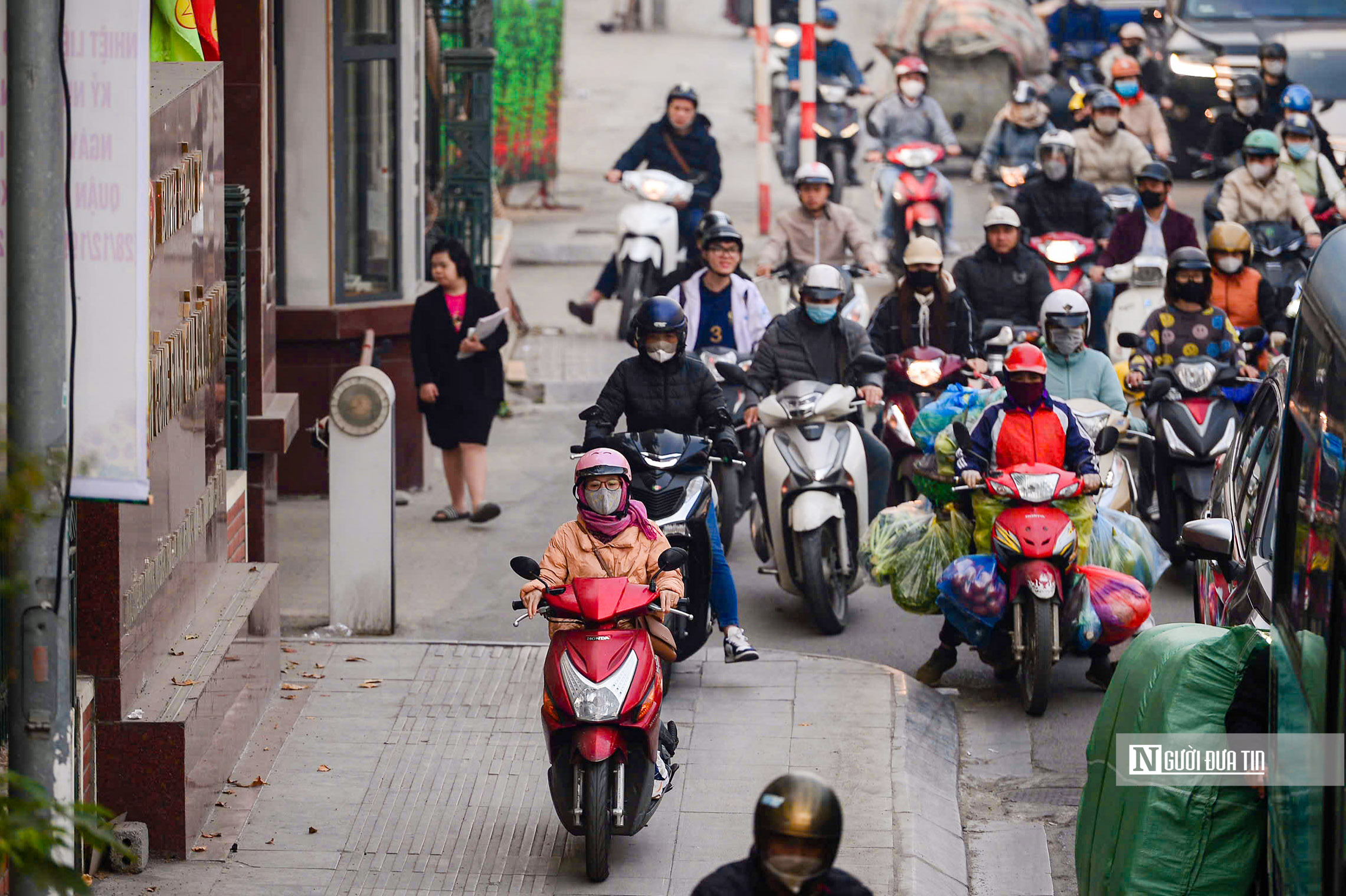 Hà Nội: Không thấy lực lượng chức năng, các phương tiện ồ ạt lao lên vỉa hè- Ảnh 5.