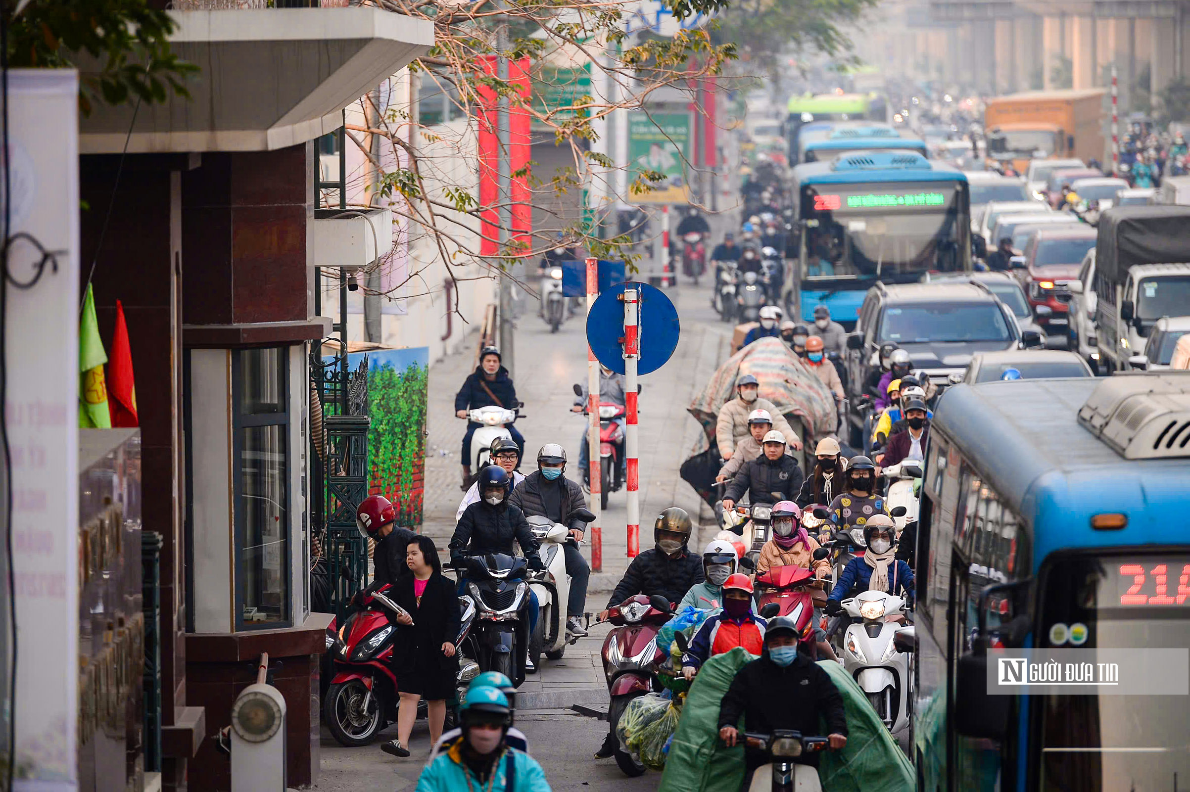 Hà Nội: Không thấy lực lượng chức năng, các phương tiện ồ ạt lao lên vỉa hè- Ảnh 4.