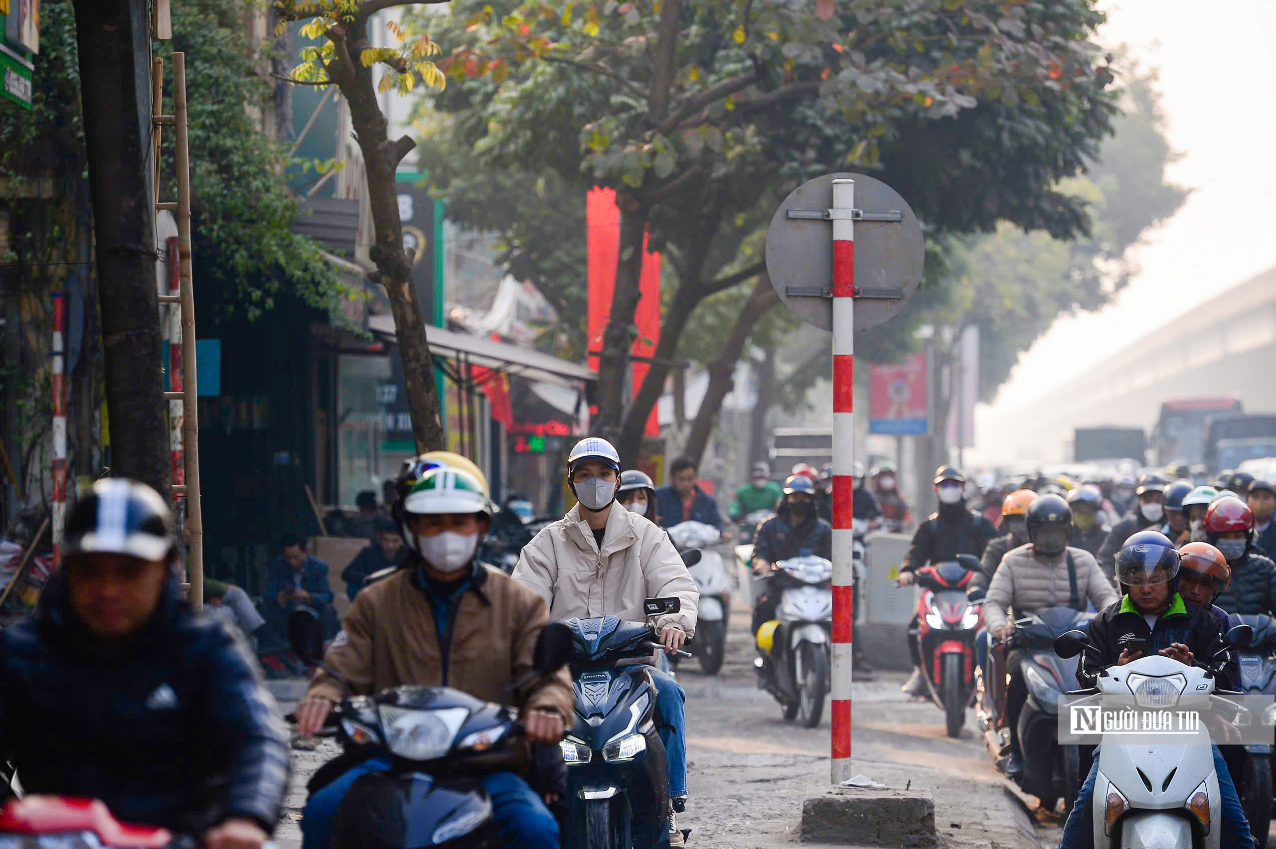 Hà Nội: Không thấy lực lượng chức năng, các phương tiện ồ ạt lao lên vỉa hè- Ảnh 8.