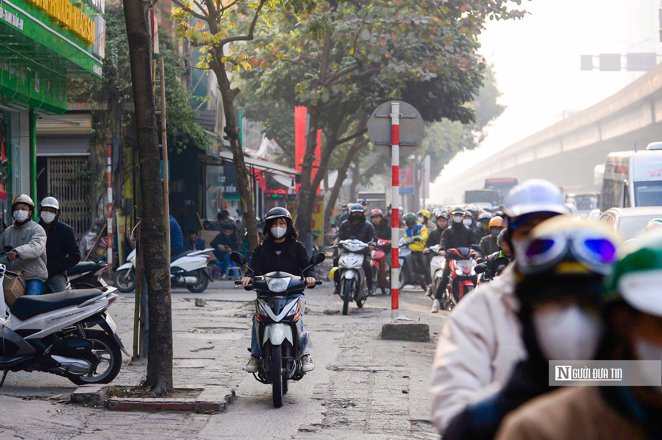 Hà Nội: Không thấy lực lượng chức năng, các phương tiện ồ ạt lao lên vỉa hè- Ảnh 11.