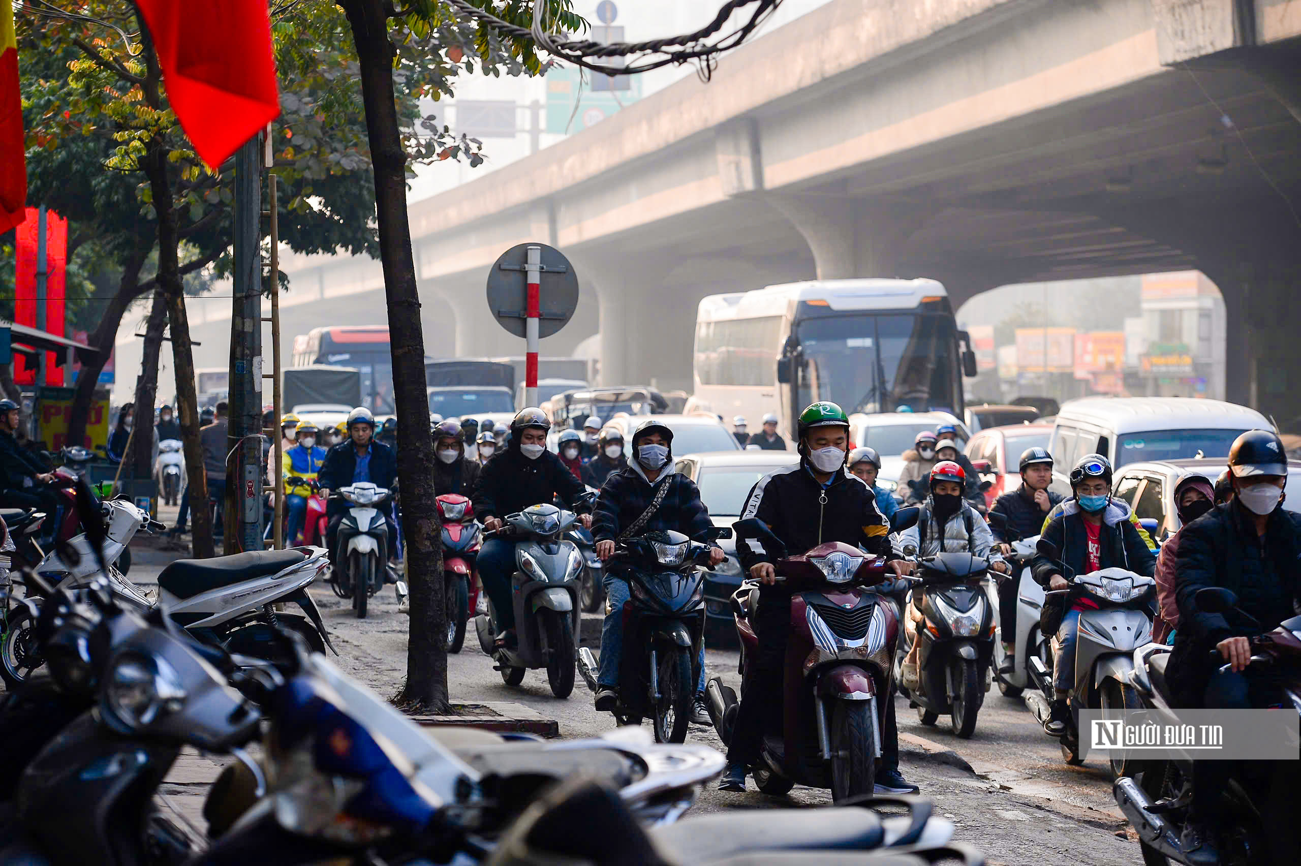 Hà Nội: Không thấy lực lượng chức năng, các phương tiện ồ ạt lao lên vỉa hè- Ảnh 10.