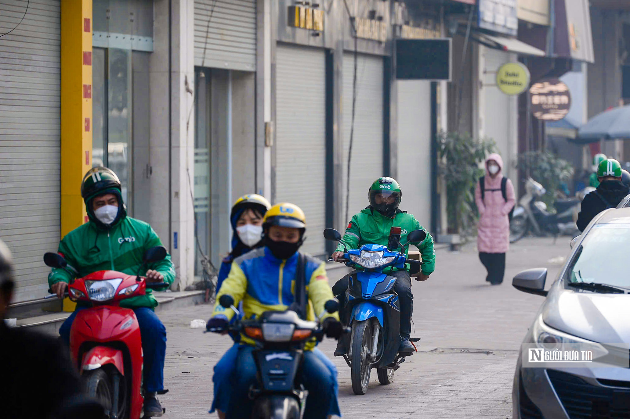 Hà Nội: Không thấy lực lượng chức năng, các phương tiện ồ ạt lao lên vỉa hè- Ảnh 12.