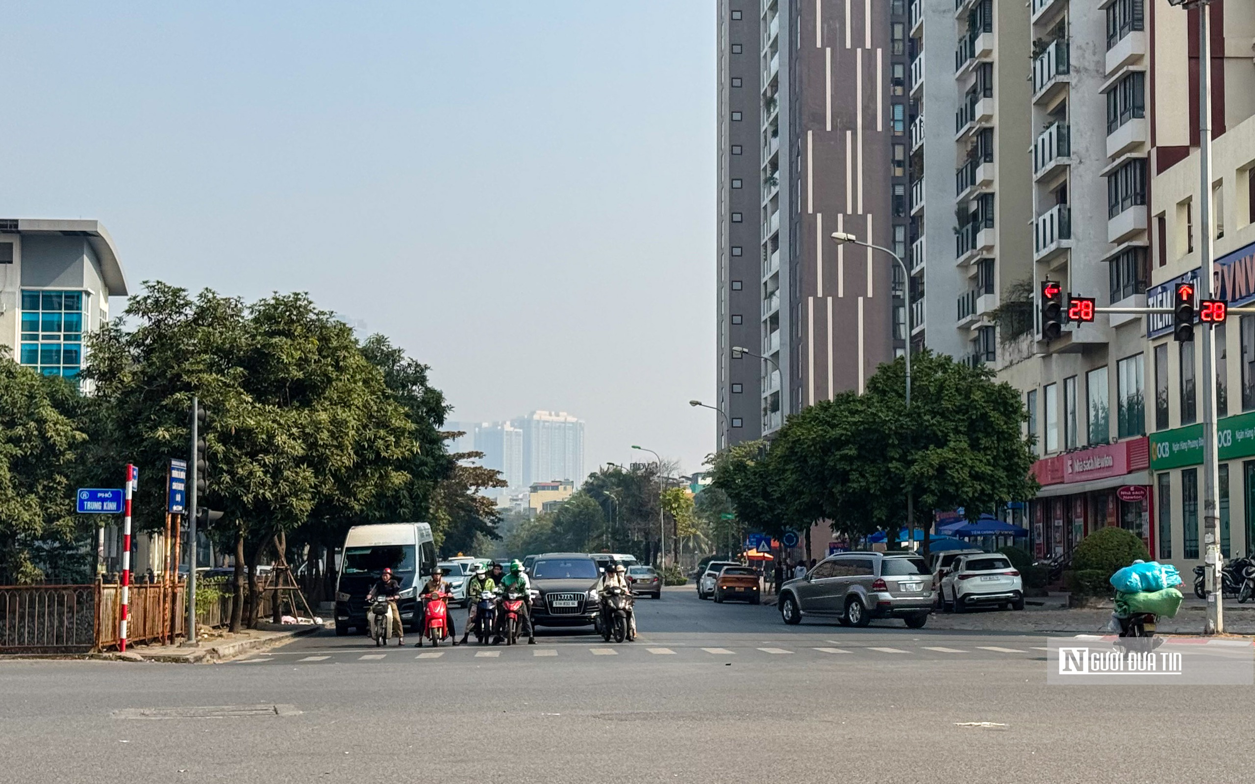 Hà Nội: Không thấy lực lượng chức năng, các phương tiện ồ ạt lao lên vỉa hè- Ảnh 3.