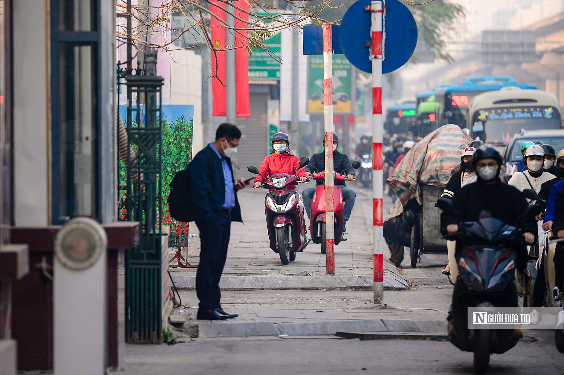 Hà Nội: Không thấy lực lượng chức năng, các phương tiện ồ ạt lao lên vỉa hè- Ảnh 7.