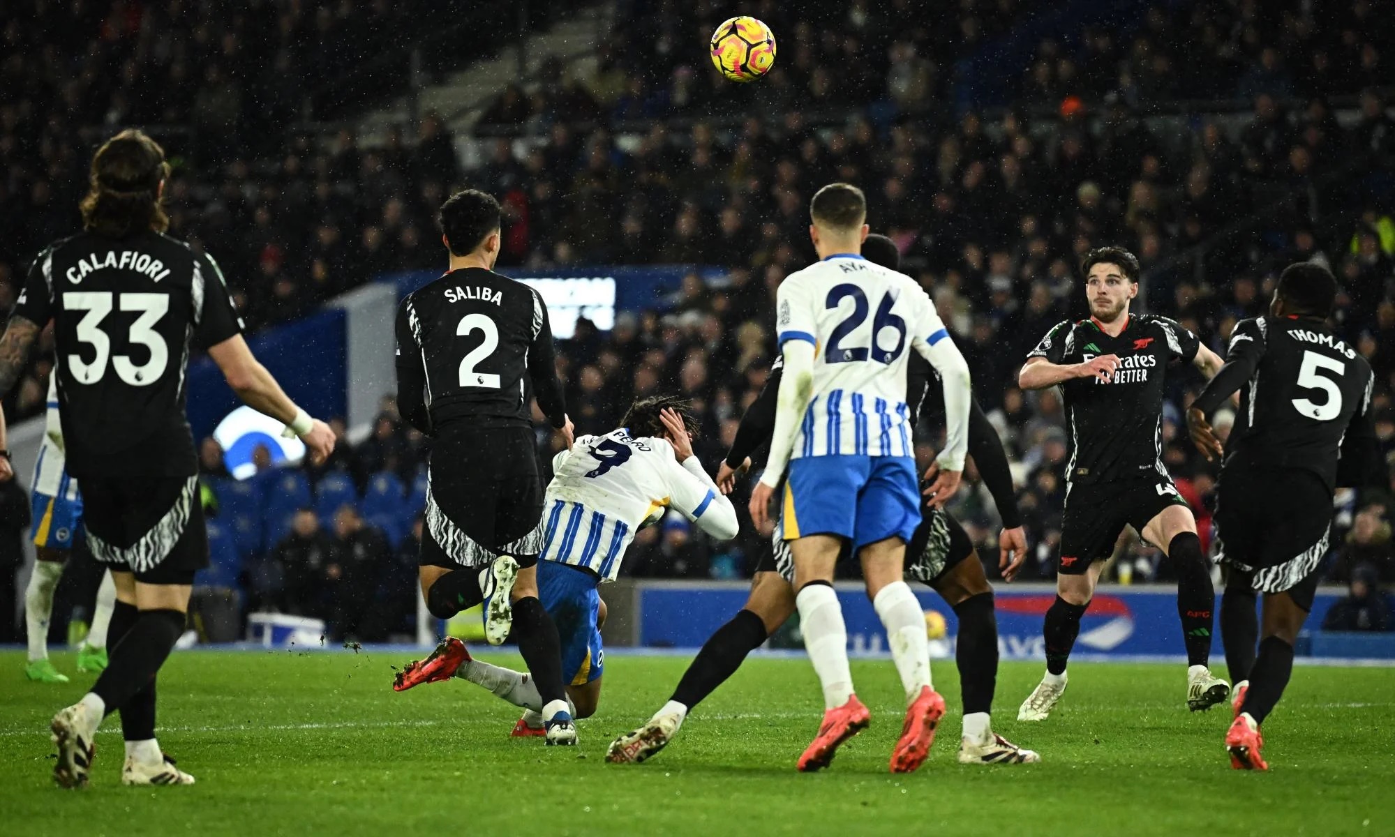 Tình huống Saliba của Arsenal chạm đầu với cầu thủ Brighton dẫn tới phạt đền.