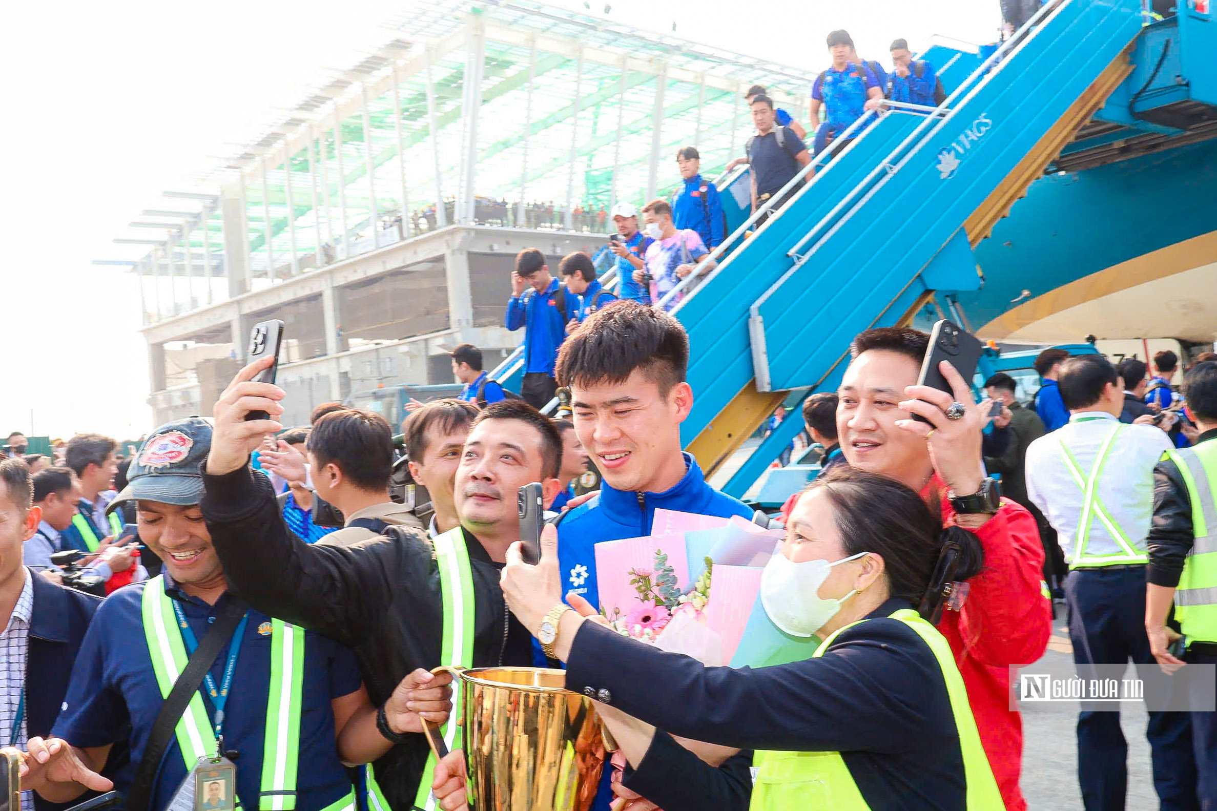 Nhà vô địch ASEAN Cup 2024 trở về trong vòng tay người hâm mộ- Ảnh 5.