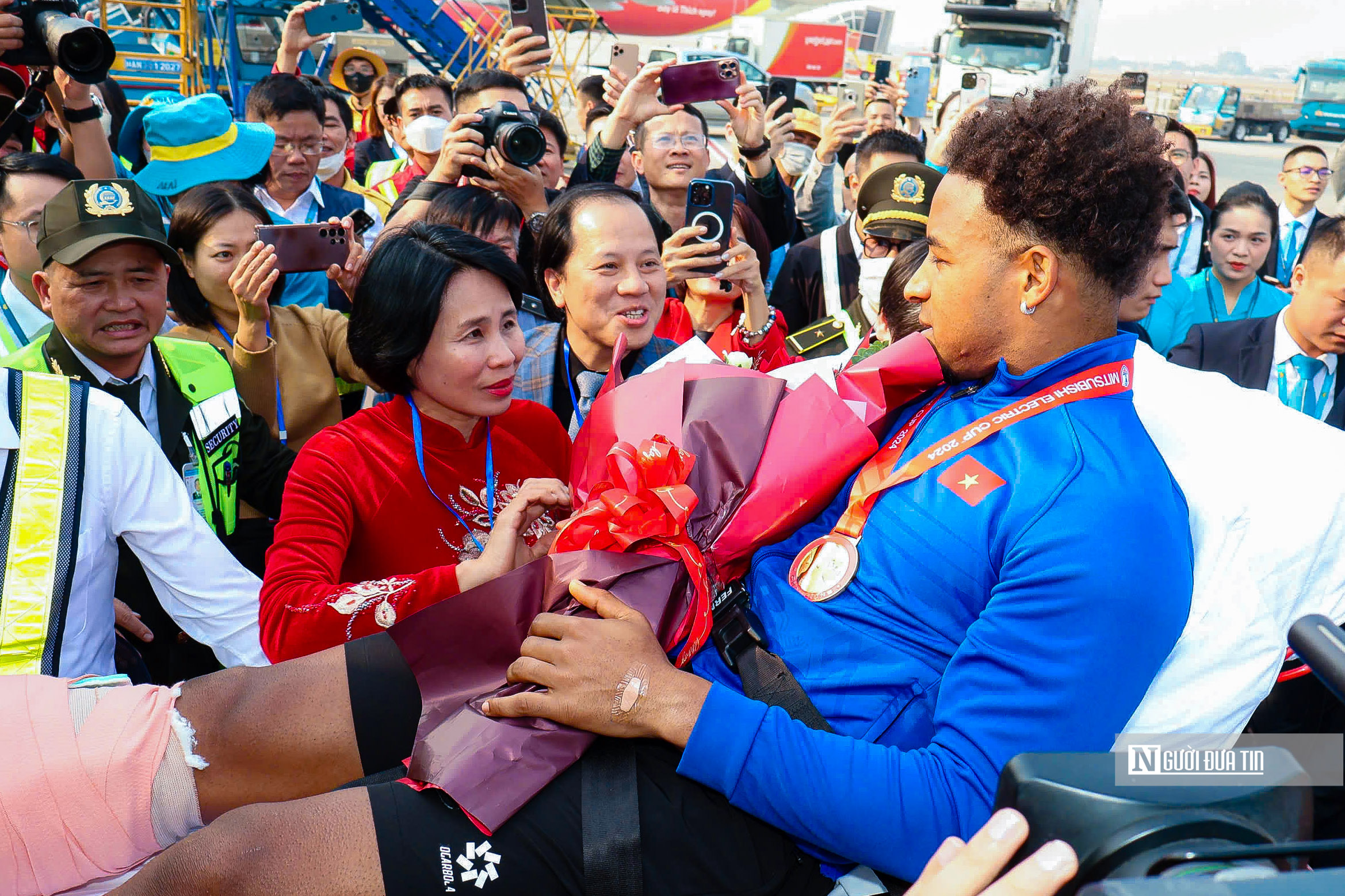 Nhà vô địch ASEAN Cup 2024 trở về trong vòng tay người hâm mộ- Ảnh 8.