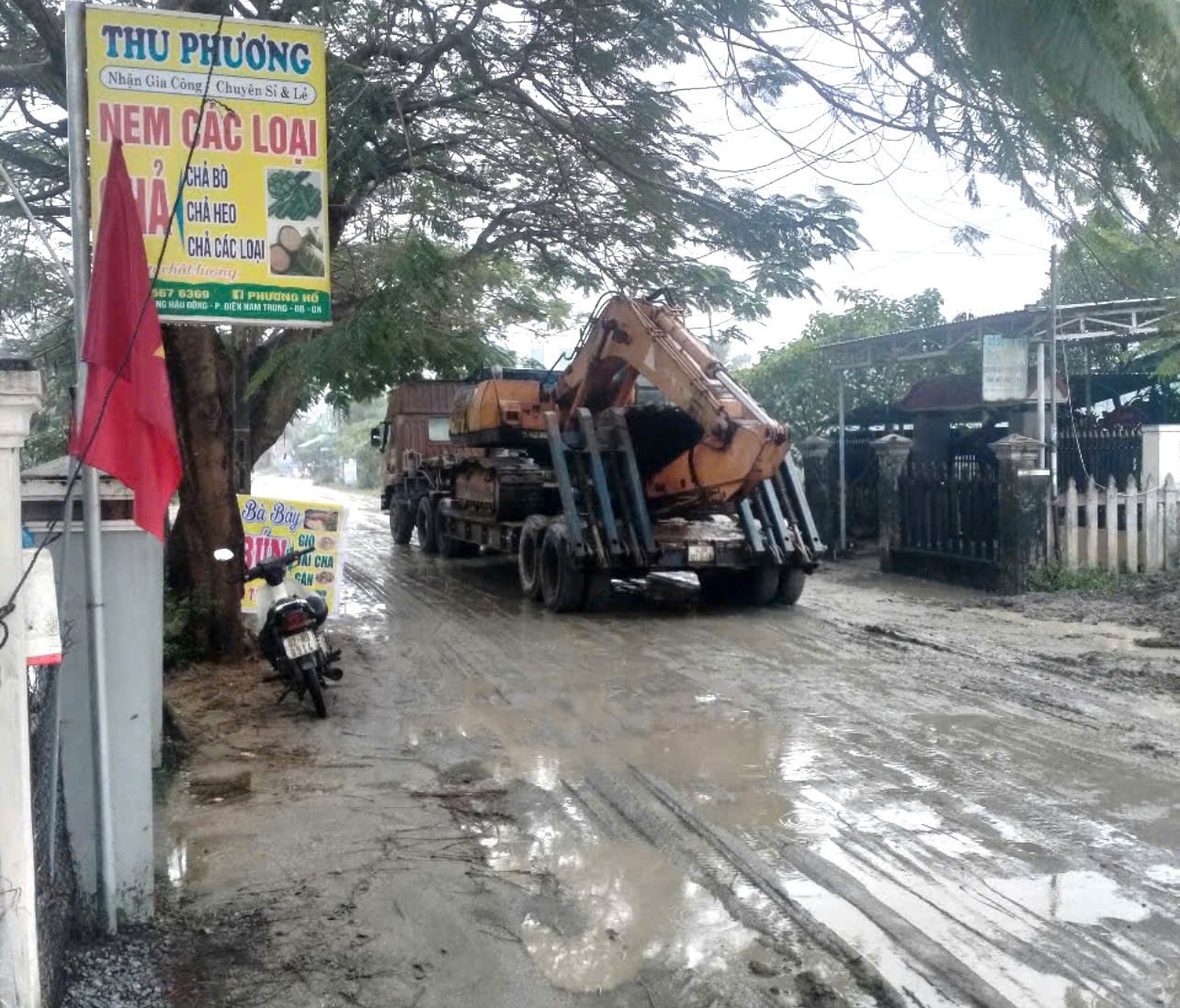 Trong quá trình sửa chữa, đơn vị thi công gặp khó khăn do trời mưa.