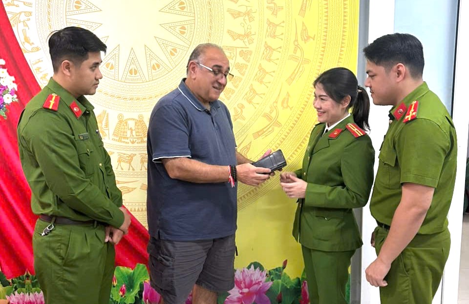 Đà Nẵng:Du khách Mỹ viết thư cảm ơn công an tìm lại tài sản đã mất- Ảnh 1. Đà Nẵng:Du khách Mỹ viết thư cảm ơn công an tìm lại tài sản đã mất- Ảnh 1.