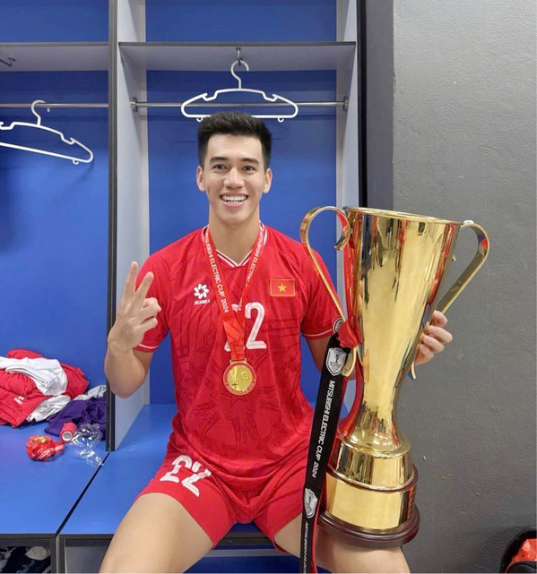 Tiền đạo đẹp trai, giàu lòng nhân ái: Sau AFF Cup, trích tiền thưởng tặng 2,5 tấn gạo nấu cơm cho bệnh nhân nghèo- Ảnh 4.