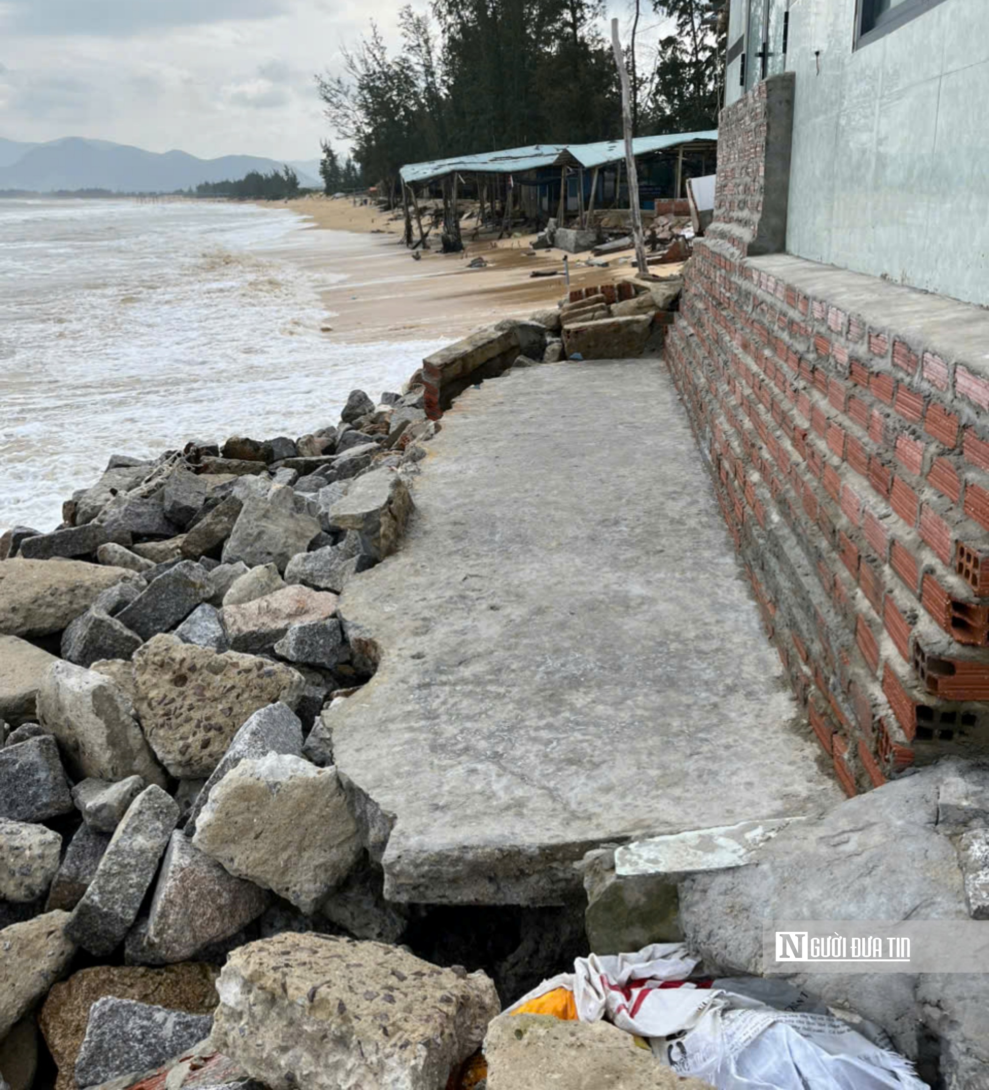 Khu vực biển ở thôn An Quang Đông, thị trấn Cát Khánh (Phù Cát) xảy ra hiện tượng triều cường xâm thực trong thời gian dài, làm ảnh hưởng tới đời sống của người dân. Ảnh:TL