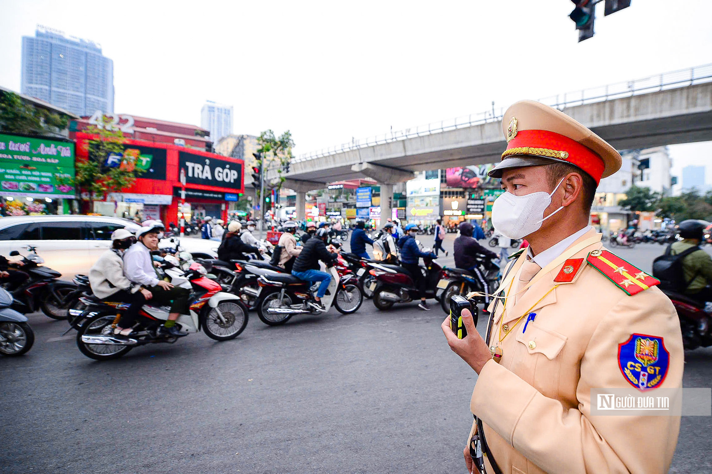 Lương 2 triệu đồng, tài xế mếu máo khi bị xử phạt 5 triệu đồng vì đi trên vỉa hè- Ảnh 6.