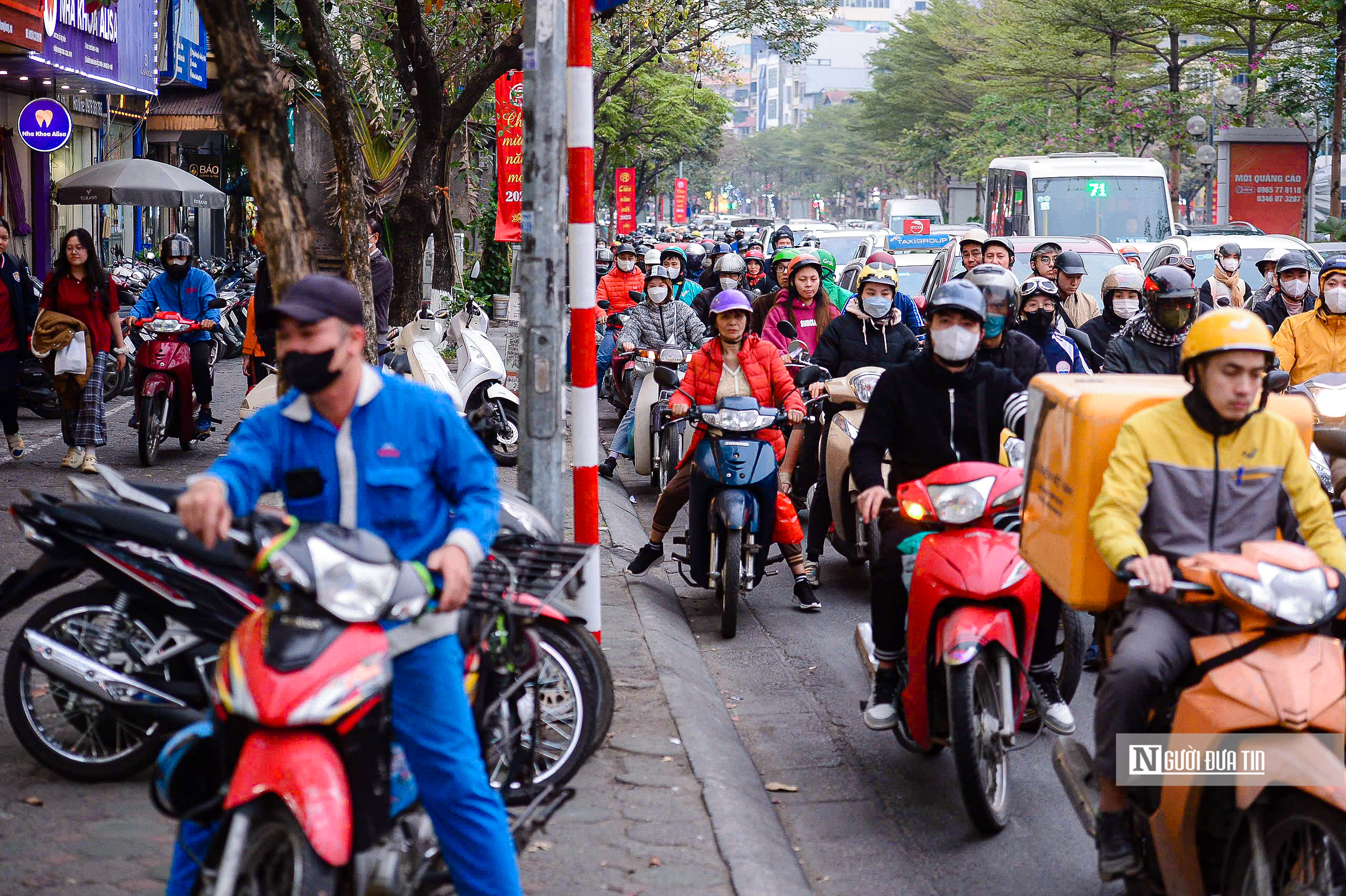 Lương 2 triệu đồng, tài xế mếu máo khi bị xử phạt 5 triệu đồng vì đi trên vỉa hè- Ảnh 1.