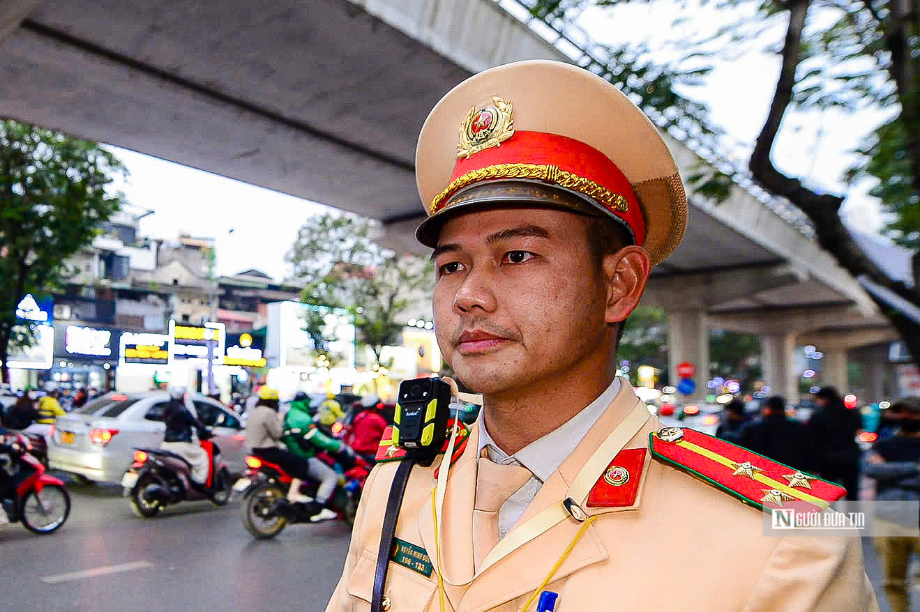 Lương 2 triệu đồng, tài xế mếu máo khi bị xử phạt 5 triệu đồng vì đi trên vỉa hè- Ảnh 12.