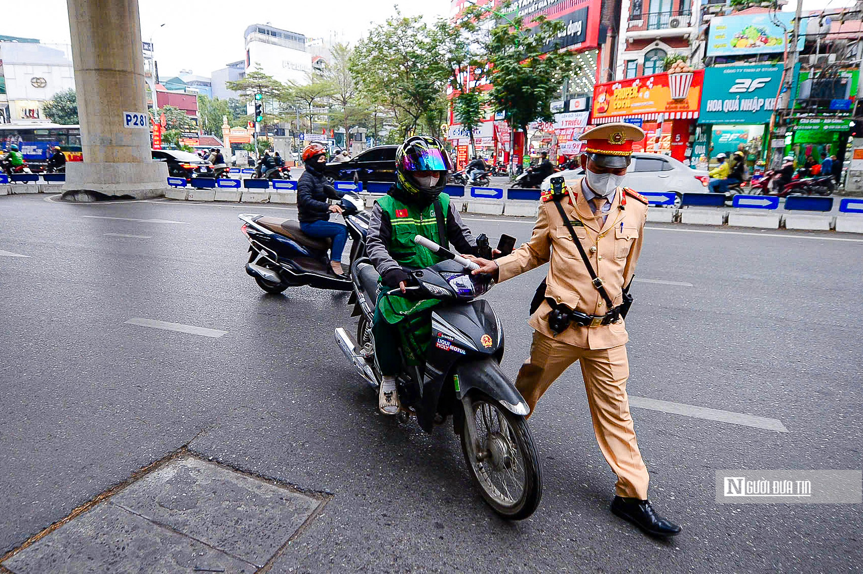 Lương 2 triệu đồng, tài xế mếu máo khi bị xử phạt 5 triệu đồng vì đi trên vỉa hè- Ảnh 7.