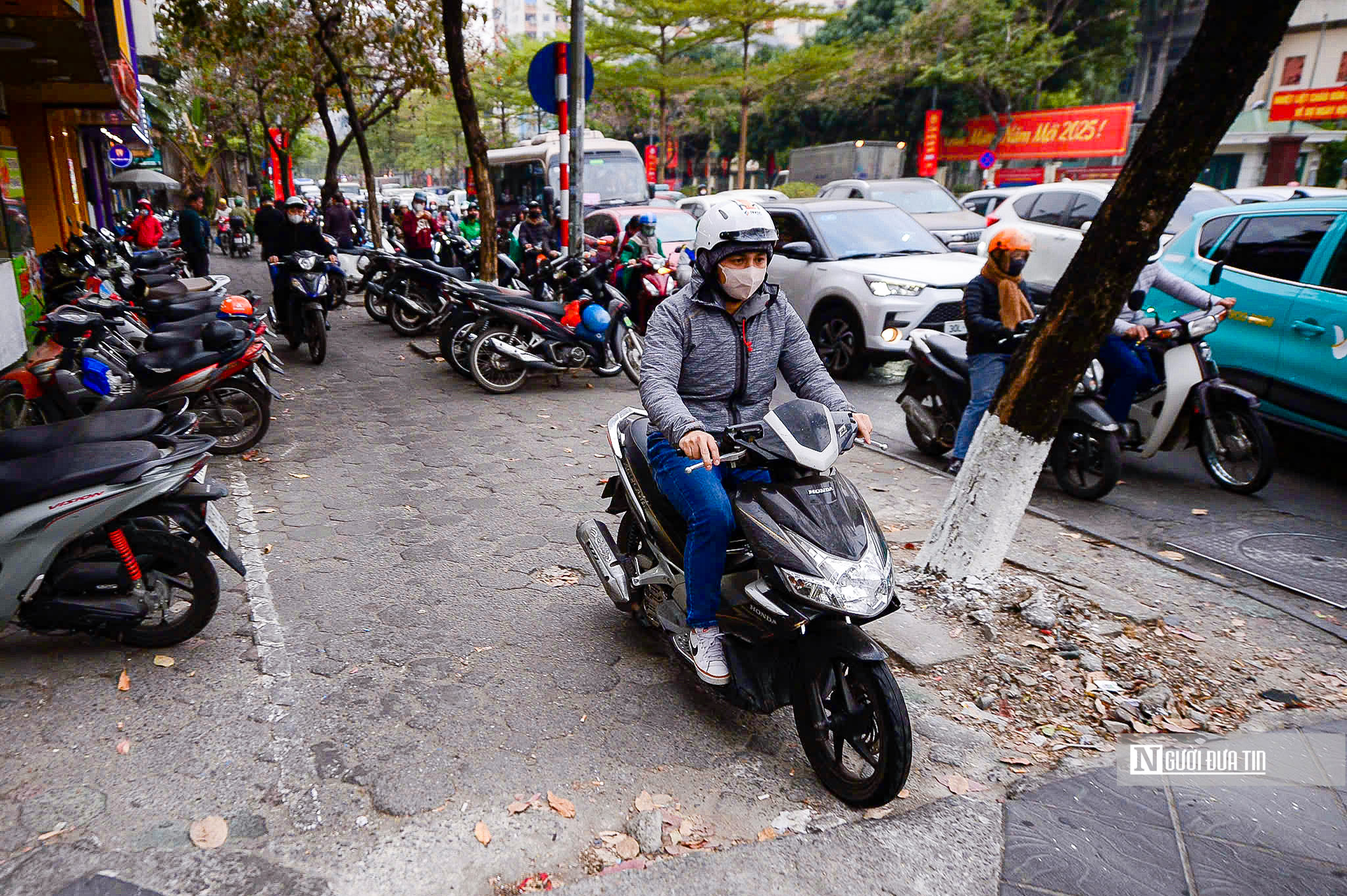 Lương 2 triệu đồng, tài xế mếu máo khi bị xử phạt 5 triệu đồng vì đi trên vỉa hè- Ảnh 3.