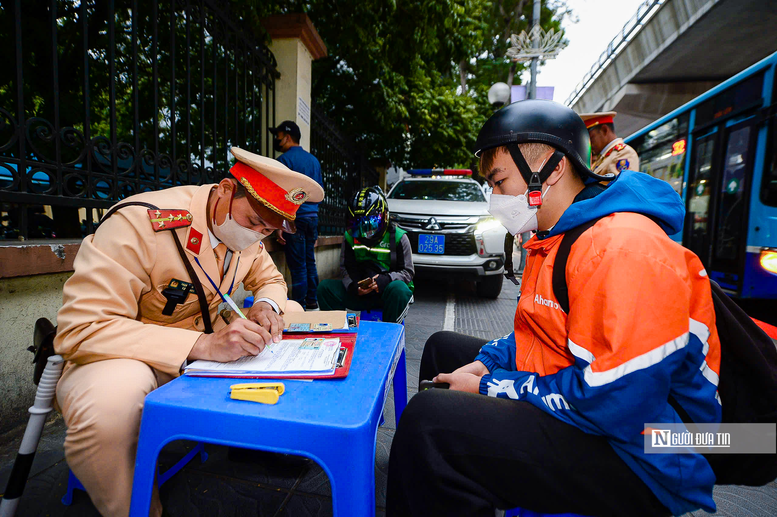 Lương 2 triệu đồng, tài xế mếu máo khi bị xử phạt 5 triệu đồng vì đi trên vỉa hè- Ảnh 11.