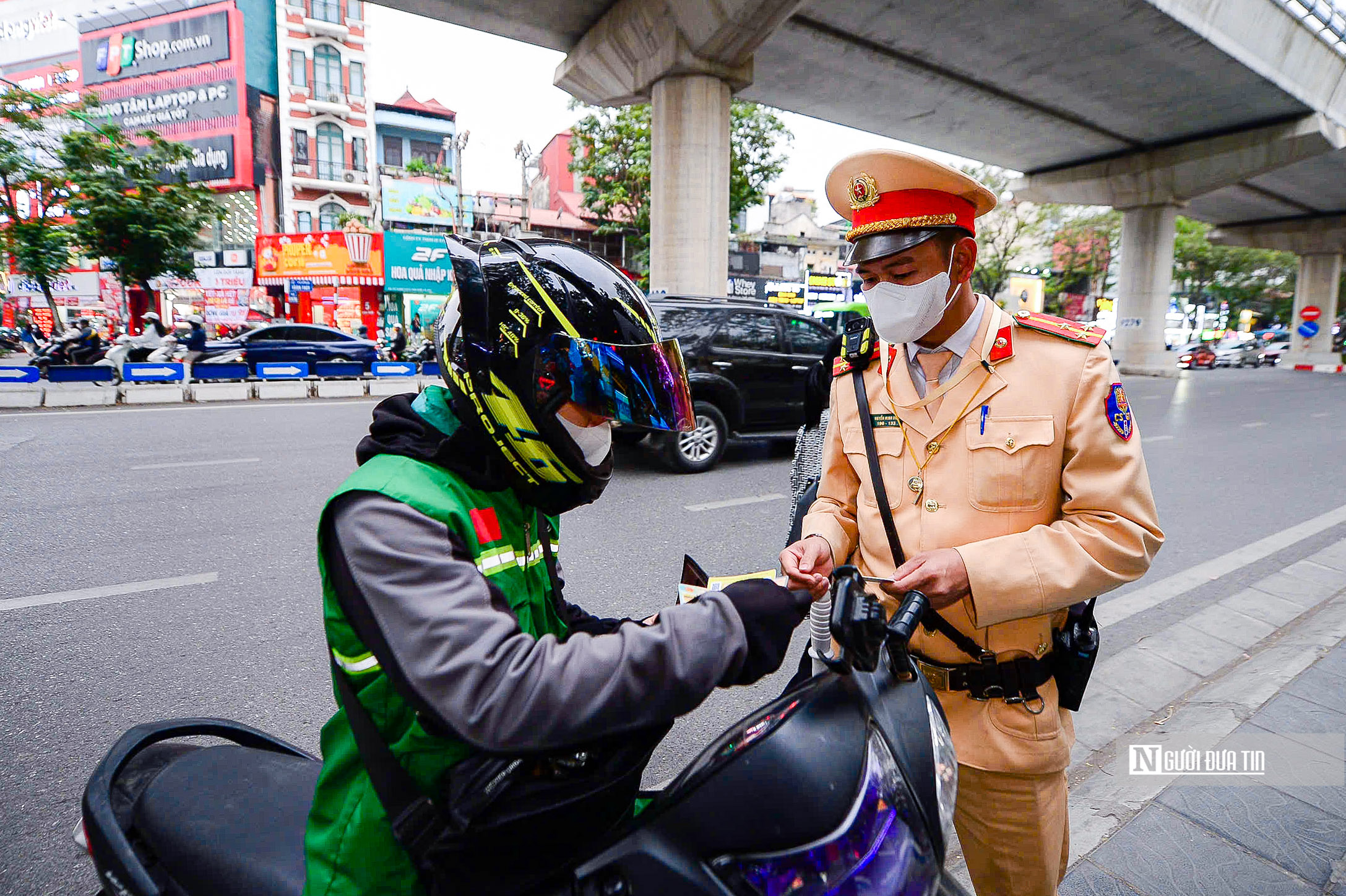 Lương 2 triệu đồng, tài xế mếu máo khi bị xử phạt 5 triệu đồng vì đi trên vỉa hè- Ảnh 8.