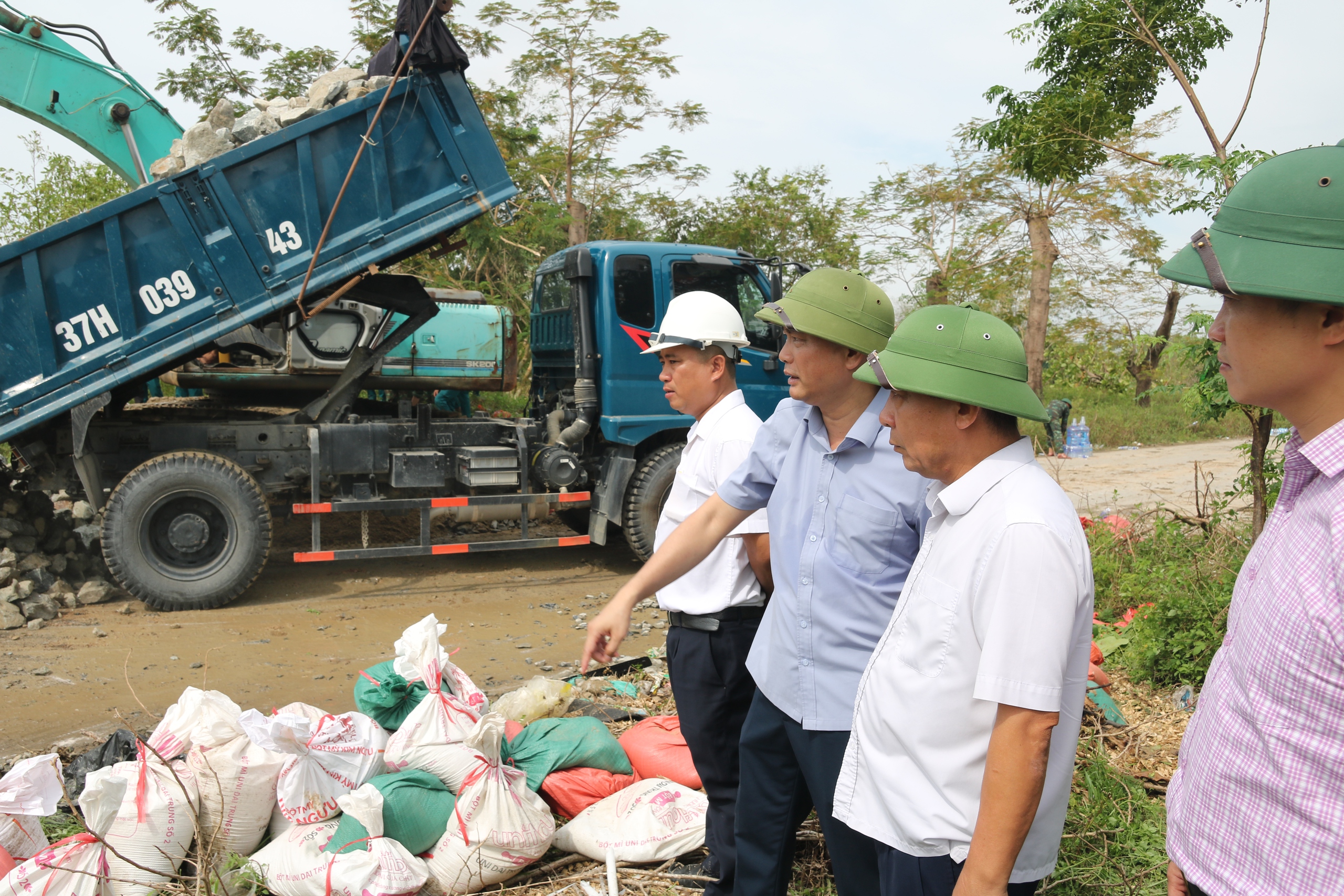 Toàn cảnh sự cố vỡ bờ sông Vinh, huy động hàng trăm cán bộ, chiến sỹ,... khắc phục- Ảnh 9.