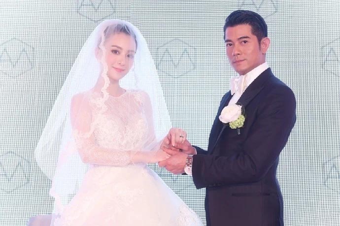 Nam diễn viên nổi tiếng showbiz "thưởng nóng" tiền tỷ cho vợ trẻ kém 22 tuổi khi hạ sinh con thành công - Ảnh 3.