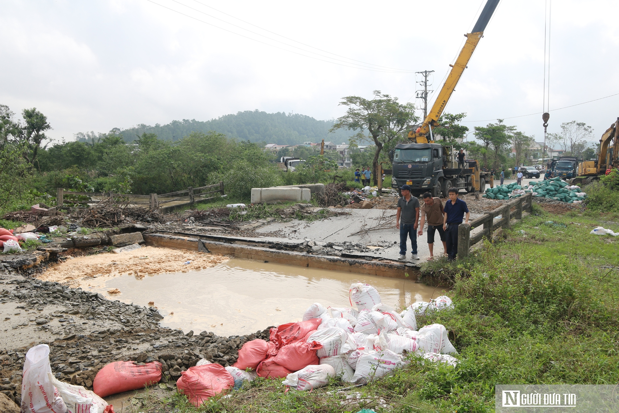 Toàn cảnh sự cố vỡ bờ sông Vinh, huy động hàng trăm cán bộ, chiến sỹ,... khắc phục- Ảnh 1.