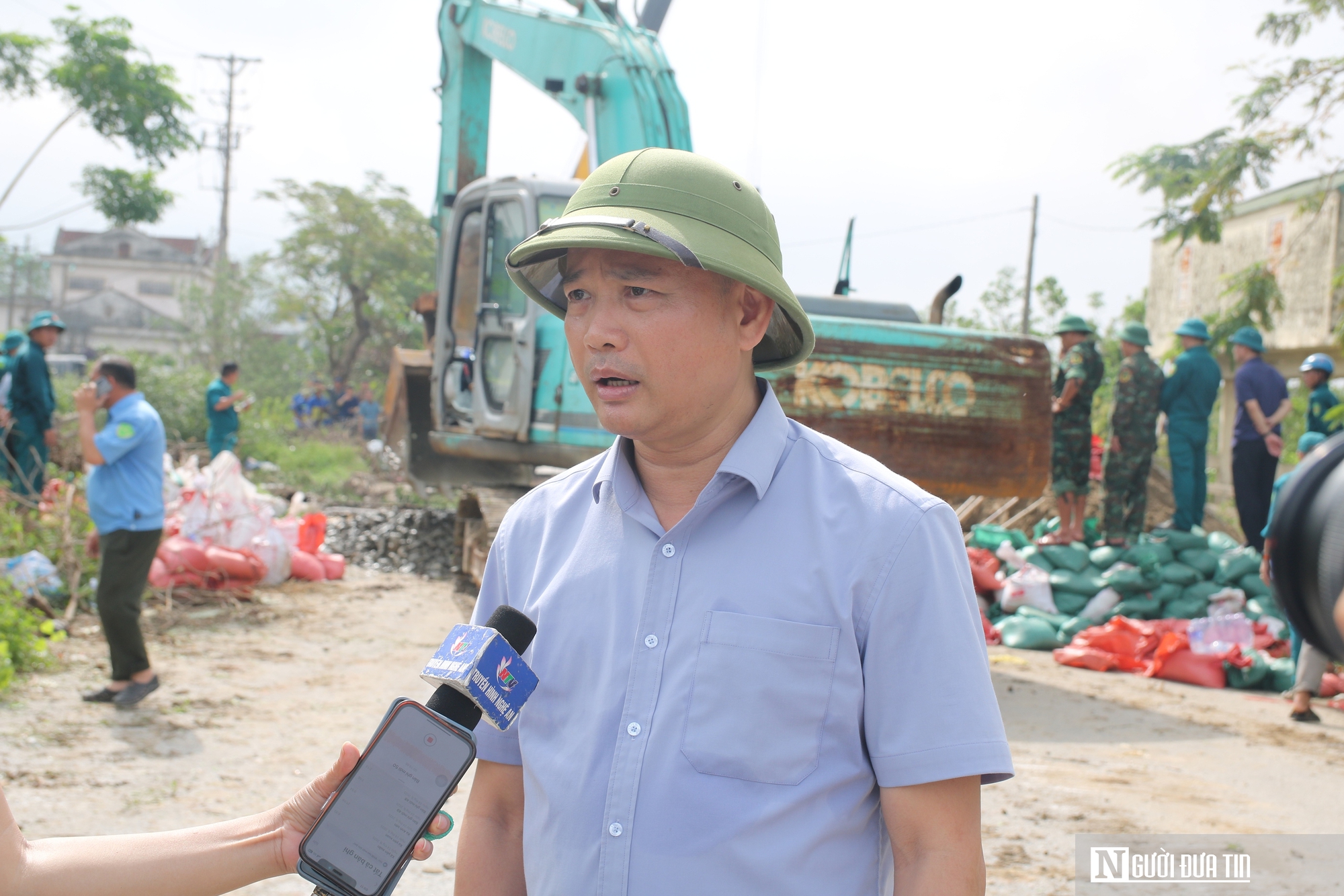 Toàn cảnh sự cố vỡ bờ sông Vinh, huy động hàng trăm cán bộ, chiến sỹ,... khắc phục- Ảnh 10.