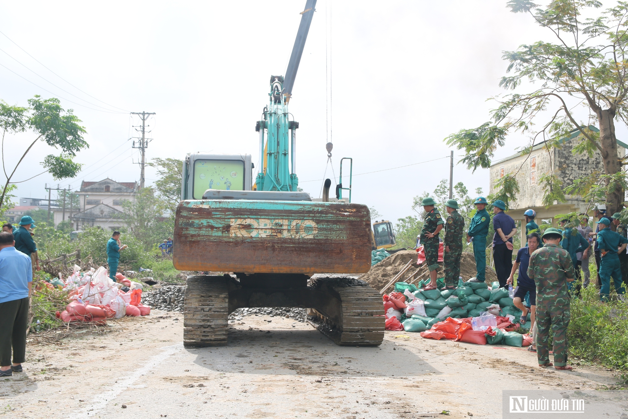 Toàn cảnh sự cố vỡ bờ sông Vinh, huy động hàng trăm cán bộ, chiến sỹ,... khắc phục- Ảnh 11.