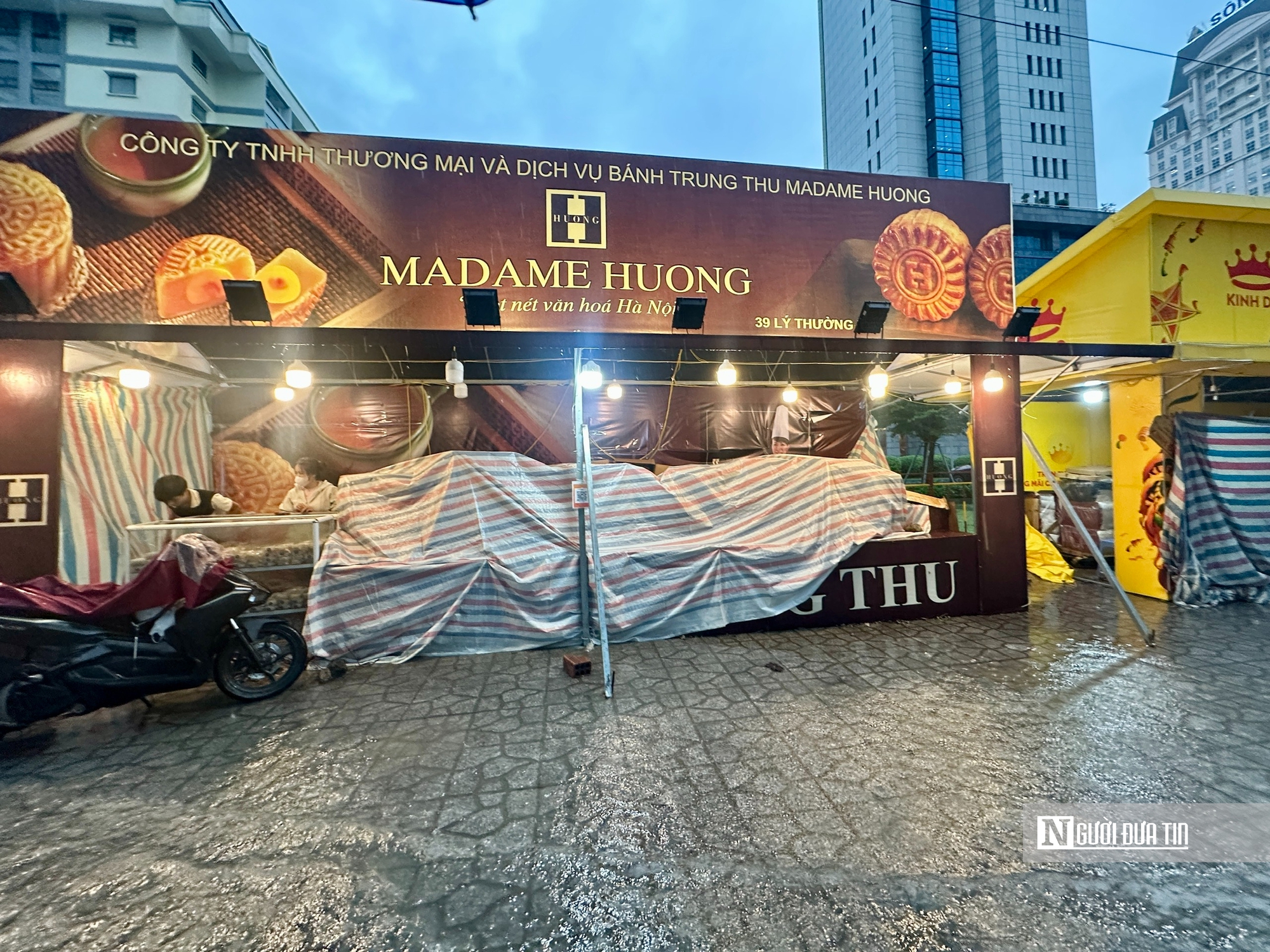Trung thu chưa tới, tiểu thương bán bánh đã “khóc ròng theo mưa lụt”- Ảnh 1.