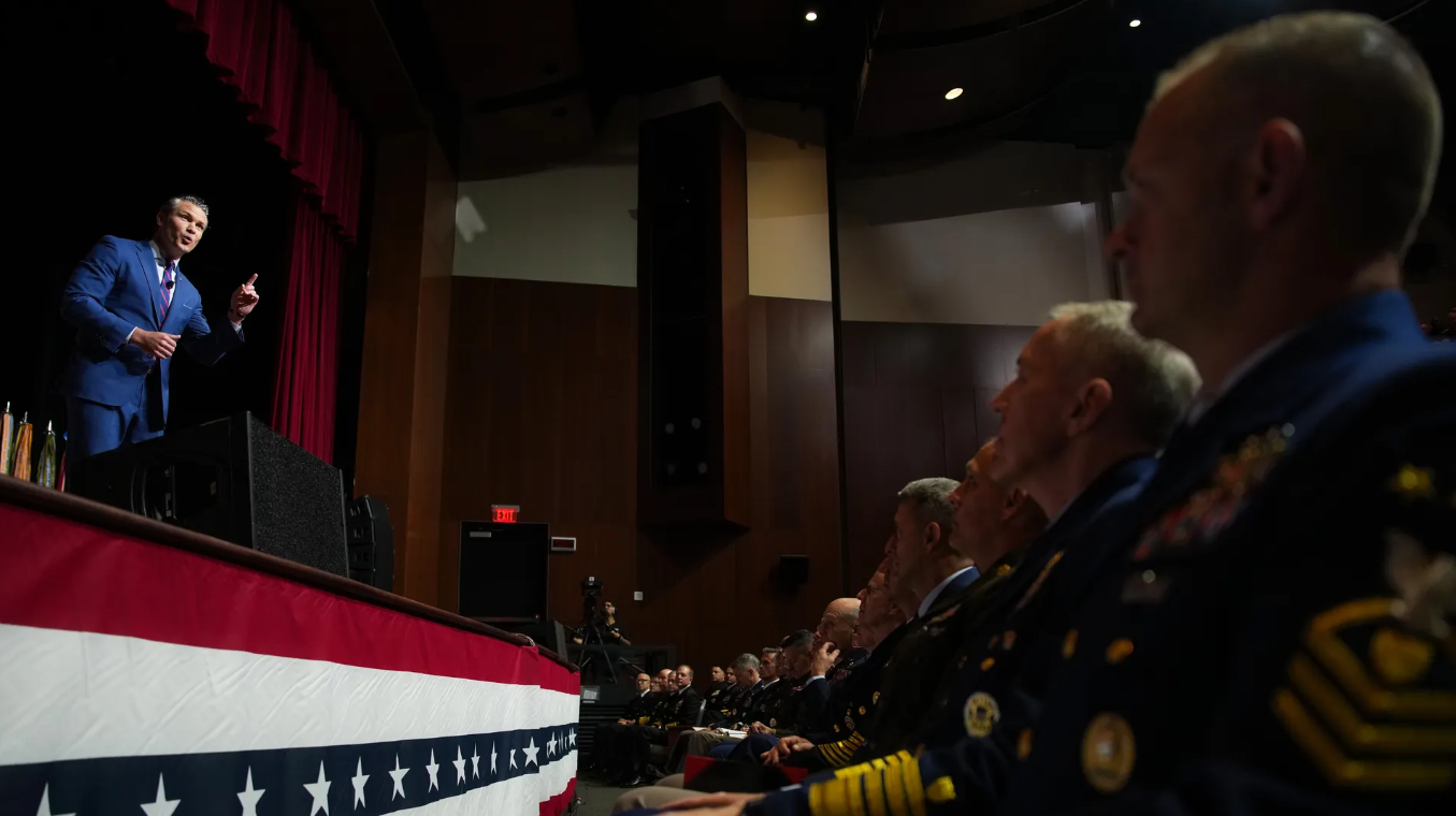 Bên trong phòng họp giữa ông Trump, ông Hegseth cùng hàng trăm tướng lĩnh Mỹ - Ảnh 2.