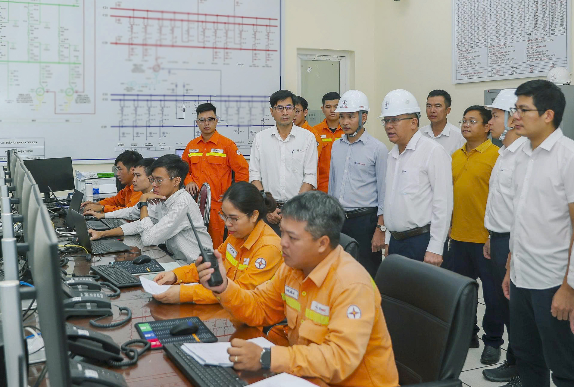 Dự án Đường dây 500 kV Lào Cai - Vĩnh Yên đóng điện vượt tiến độ 8 tháng- Ảnh 1.