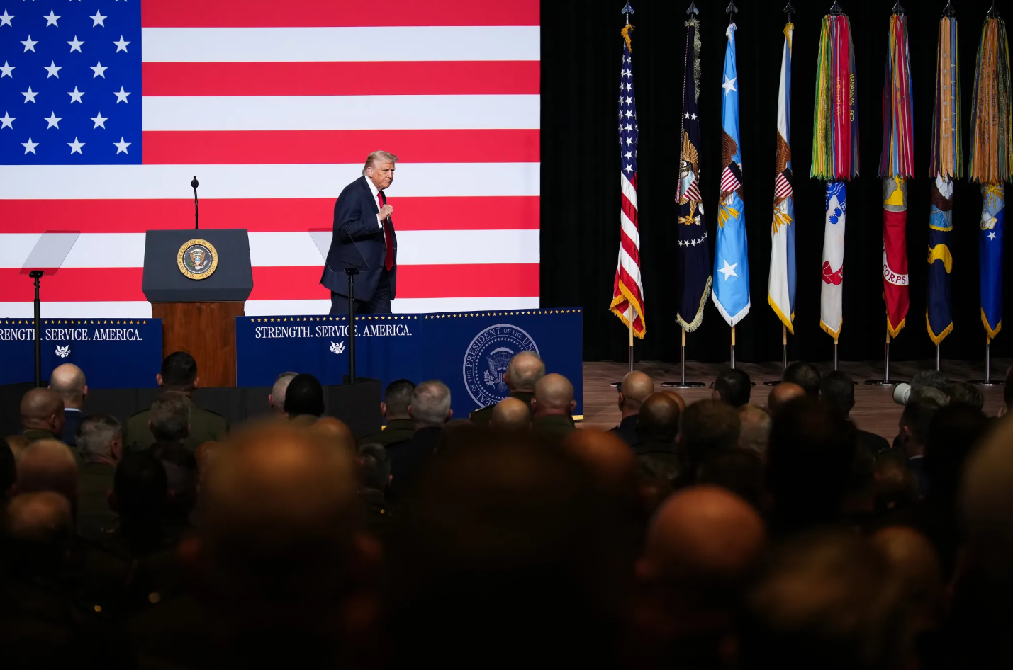 Bên trong phòng họp giữa ông Trump, ông Hegseth cùng hàng trăm tướng lĩnh Mỹ - Ảnh 1.