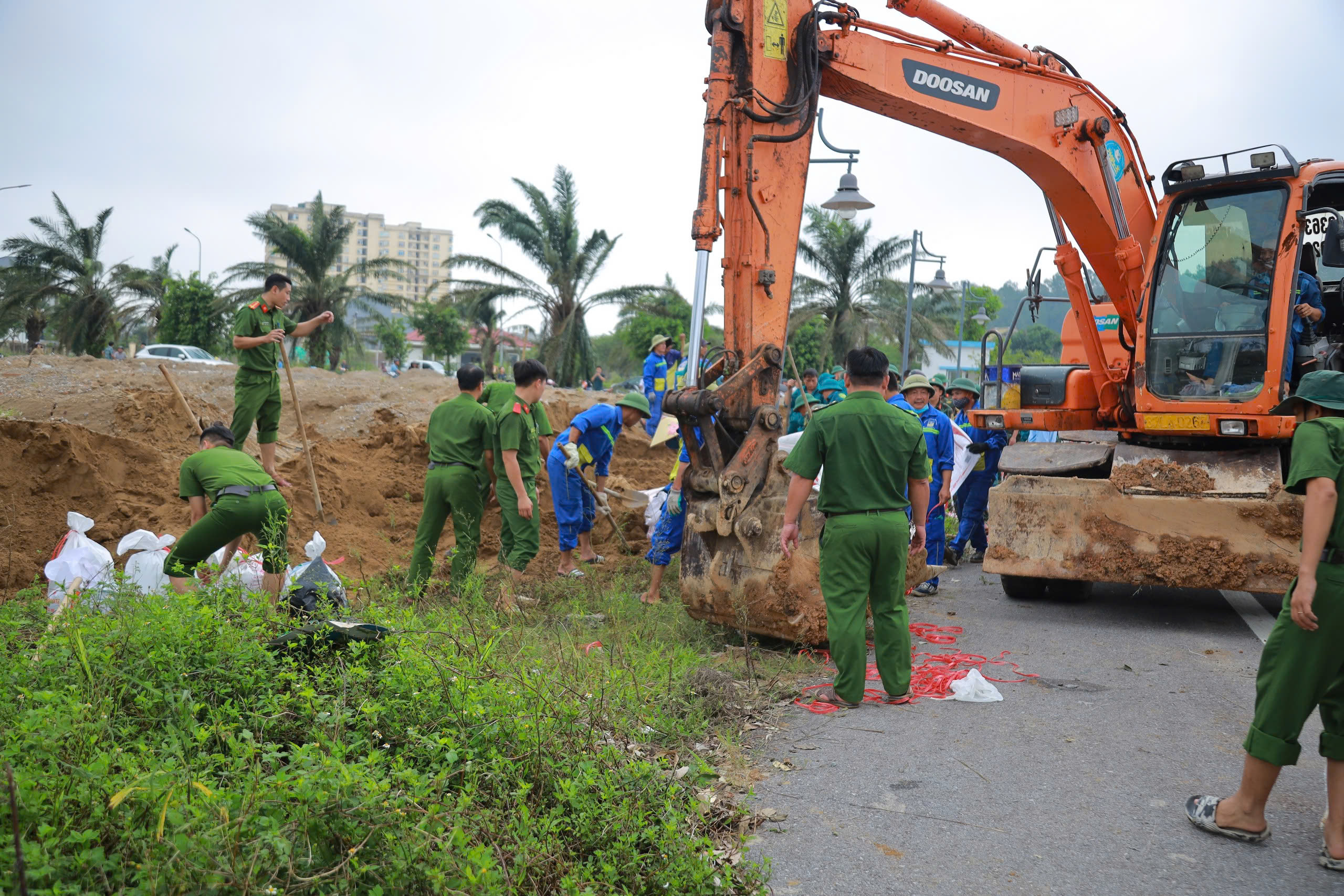 Toàn cảnh sự cố vỡ bờ sông Vinh, huy động hàng trăm cán bộ, chiến sỹ,... khắc phục- Ảnh 8.
