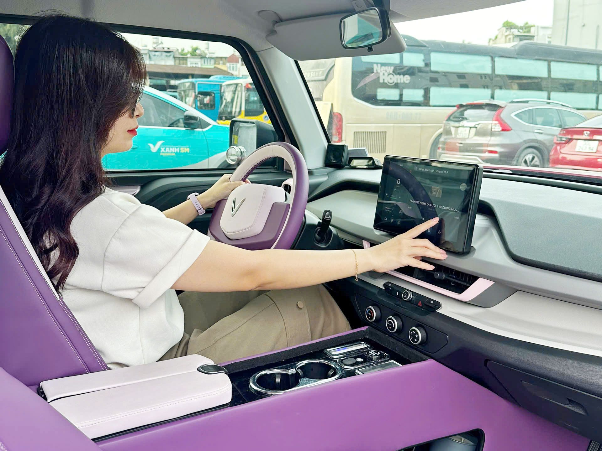 Nữ chủ xe VinFast VF 3: “Tiện lợi cho lái mới, kinh tế cho dân văn phòng” - Ảnh 2.
