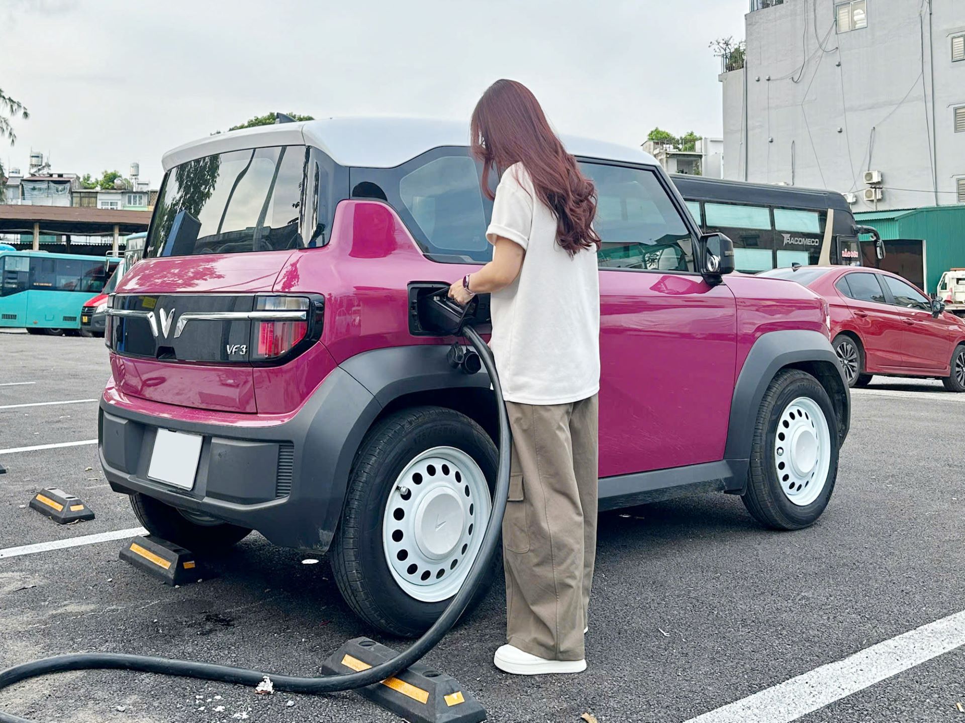 Nữ chủ xe VinFast VF 3: “Tiện lợi cho lái mới, kinh tế cho dân văn phòng” - Ảnh 3.
