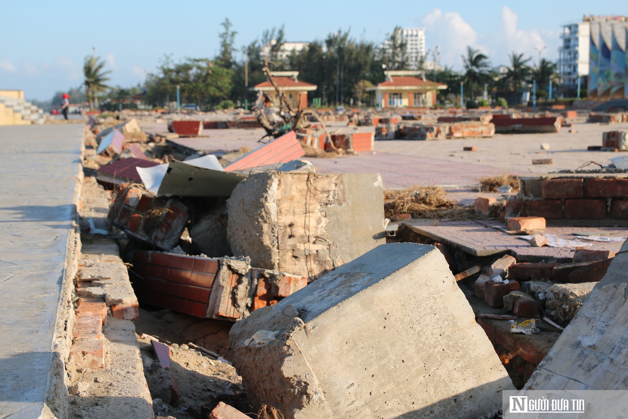 Cảnh tượng chưa từng thấy biển nổi tiếng ở miền Trung sau bão Bualoi - Ảnh 6.