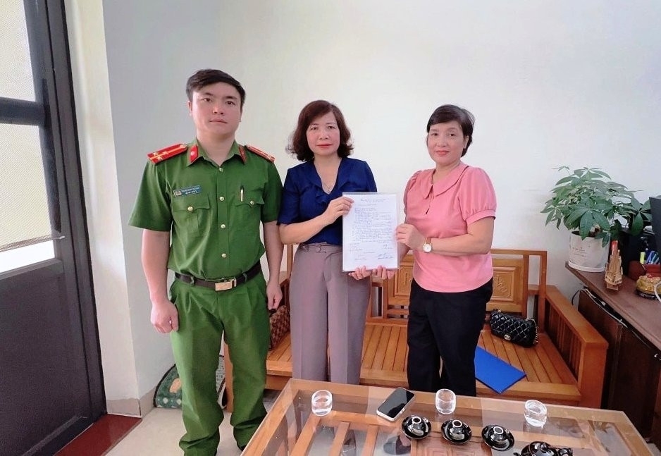 Tài khoản nhận được 20 tỷ đồng, cô giáo lập tức báo công an - Ảnh 1.