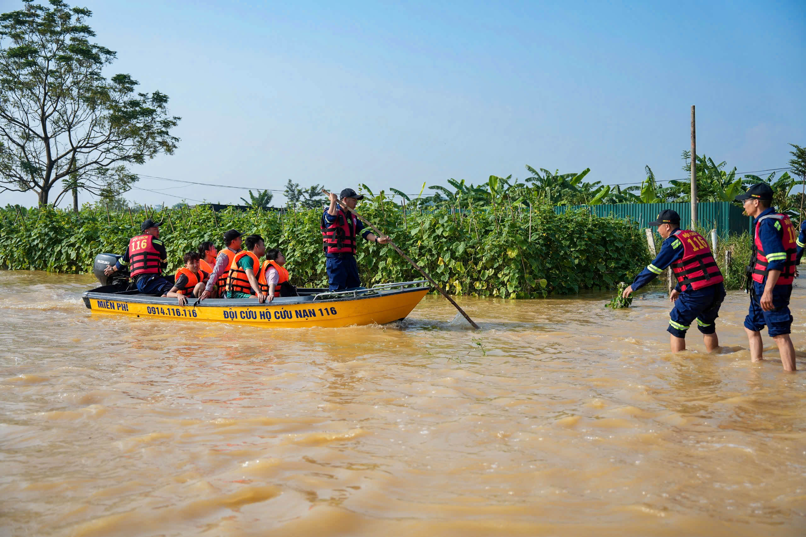 Nước lũ bủa vây, hàng nghìn người dân ngoại thành Hà Nội phải sơ tán- Ảnh 11. Nước lũ bủa vây, hàng nghìn người dân ngoại thành Hà Nội phải sơ tán- Ảnh 11.