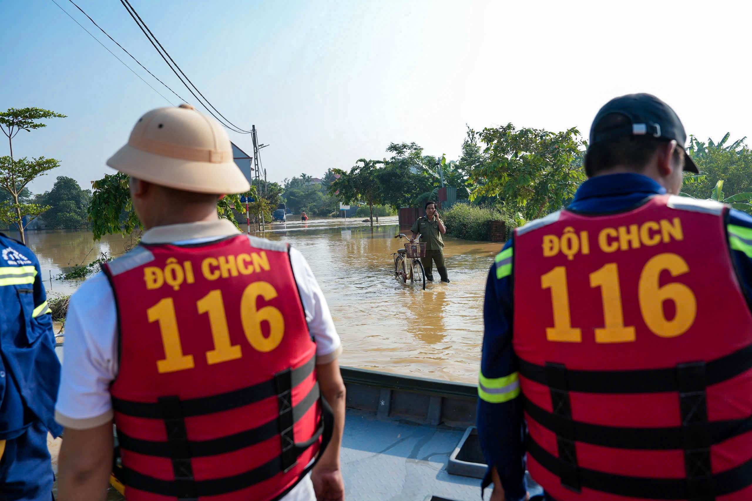 Nước lũ bủa vây, hàng nghìn người dân ngoại thành Hà Nội phải sơ tán- Ảnh 9. Nước lũ bủa vây, hàng nghìn người dân ngoại thành Hà Nội phải sơ tán- Ảnh 9.