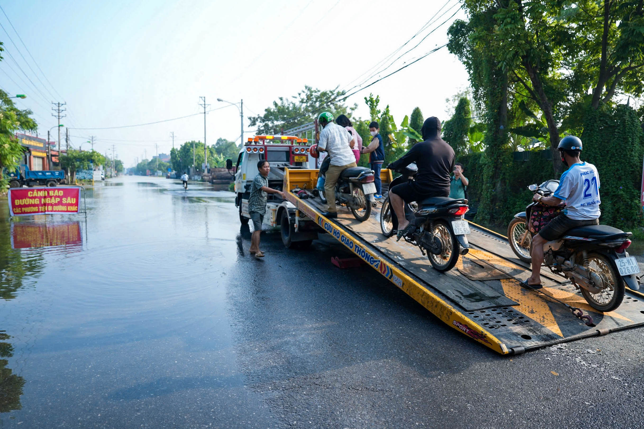 Nước lũ bủa vây, hàng nghìn người dân ngoại thành Hà Nội phải sơ tán- Ảnh 6. Nước lũ bủa vây, hàng nghìn người dân ngoại thành Hà Nội phải sơ tán- Ảnh 6.