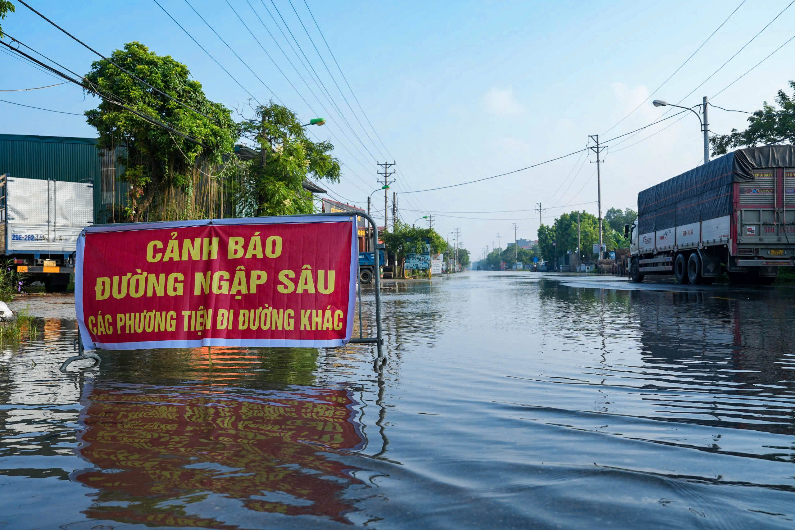 Nước lũ bủa vây, hàng nghìn người dân ngoại thành Hà Nội phải sơ tán- Ảnh 4. Nước lũ bủa vây, hàng nghìn người dân ngoại thành Hà Nội phải sơ tán- Ảnh 4.