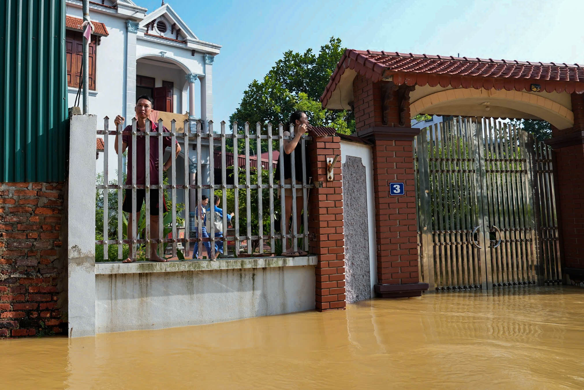 Nước lũ bủa vây, hàng nghìn người dân ngoại thành Hà Nội phải sơ tán- Ảnh 7. Nước lũ bủa vây, hàng nghìn người dân ngoại thành Hà Nội phải sơ tán- Ảnh 7.