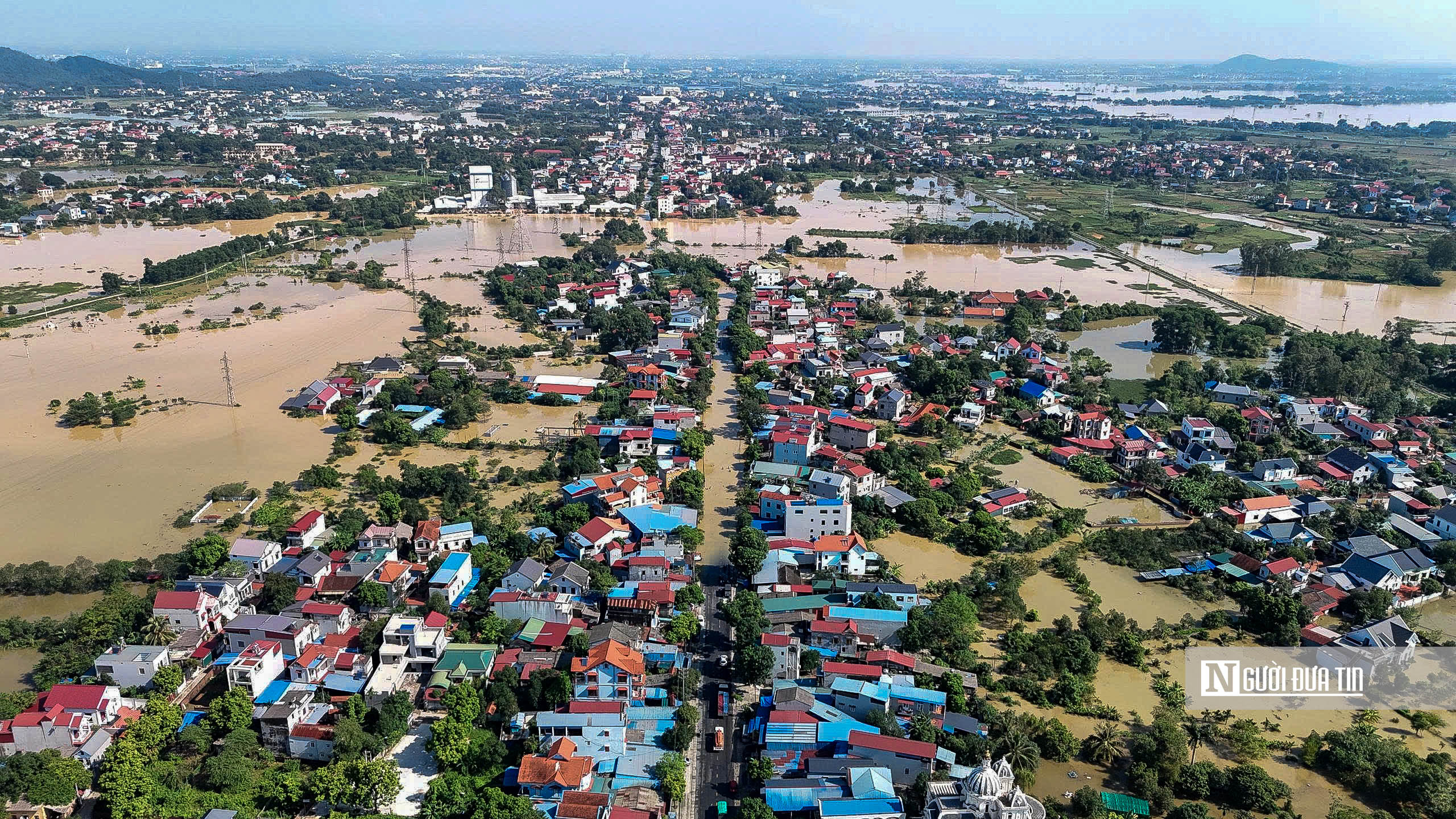 Hà Nội huy động hơn 1.200 cán bộ, chiến sĩ ứng phó sạt lở đê kè và ngập úng - Ảnh 1.