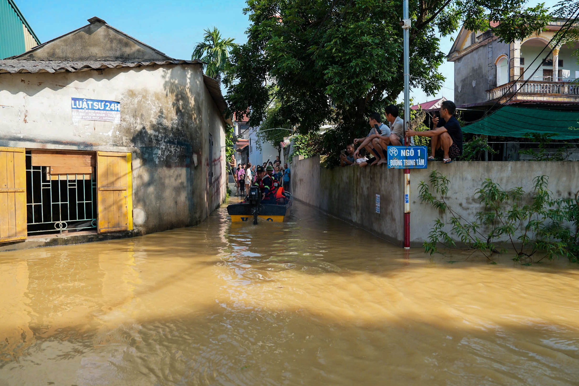 Nước lũ bủa vây, hàng nghìn người dân ngoại thành Hà Nội phải sơ tán- Ảnh 12. Nước lũ bủa vây, hàng nghìn người dân ngoại thành Hà Nội phải sơ tán- Ảnh 12.