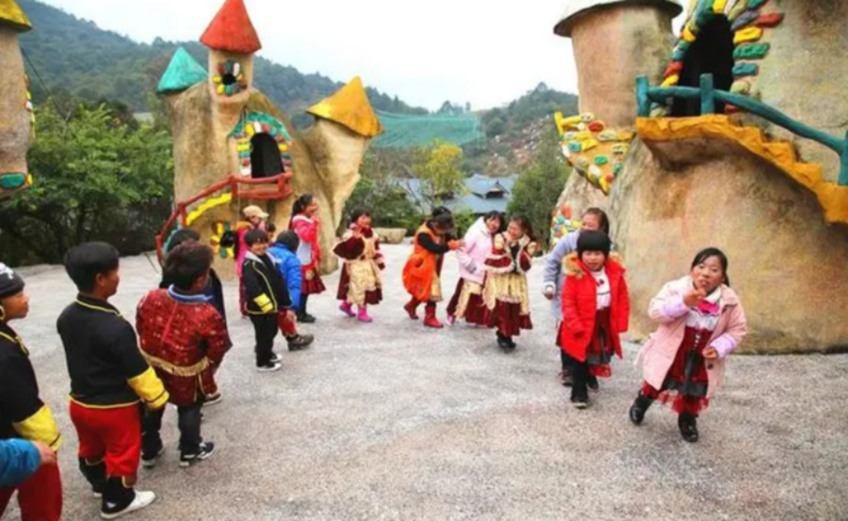 Ngôi làng kỳ lạ chỉ sinh ra người lùn, không ai cao quá 1,2 mét - Ảnh 1.