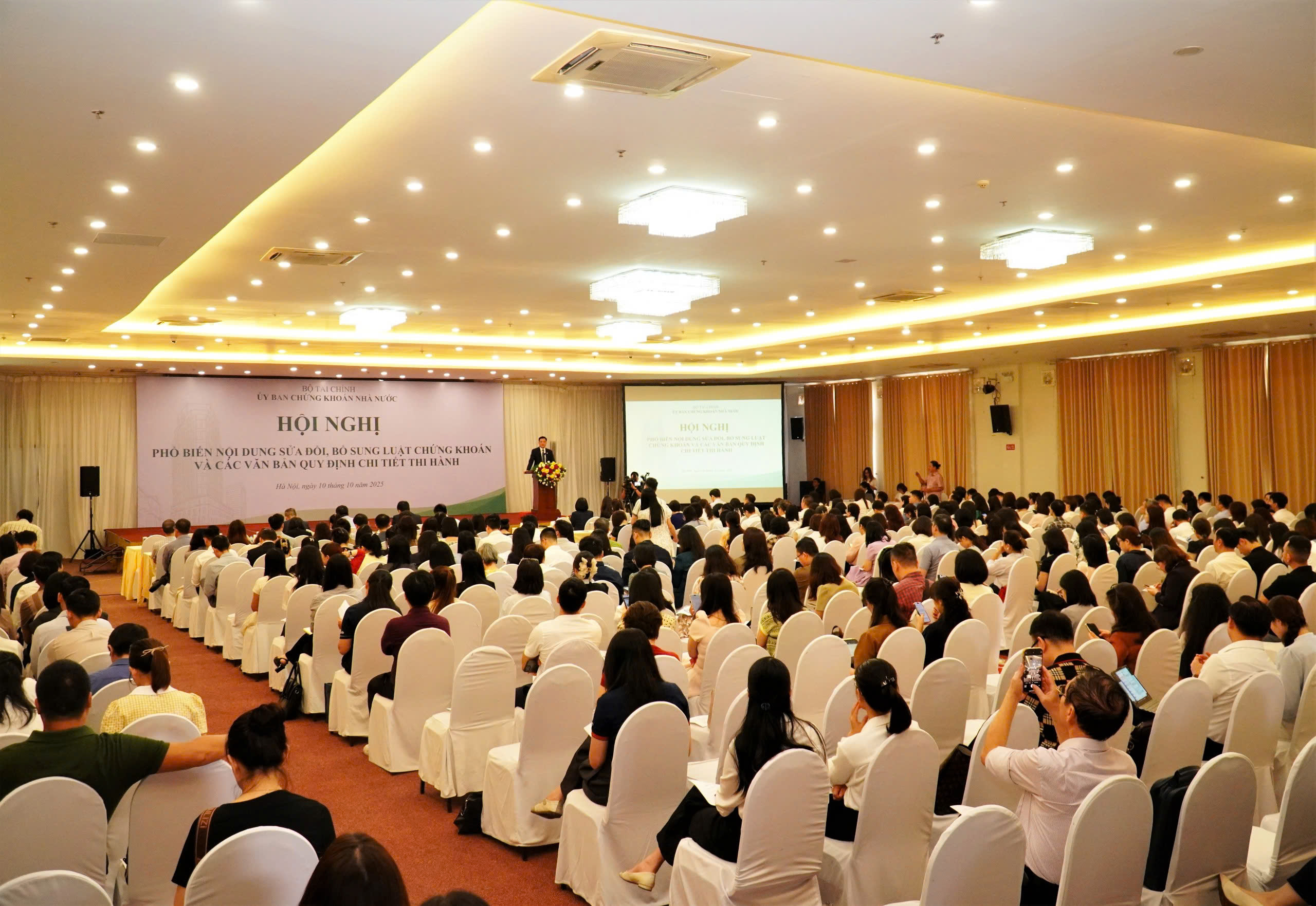 UBCKNN đẩy mạnh phổ biến Luật Chứng khoán (sửa đổi)- Ảnh 1. UBCKNN đẩy mạnh phổ biến Luật Chứng khoán (sửa đổi)- Ảnh 1.