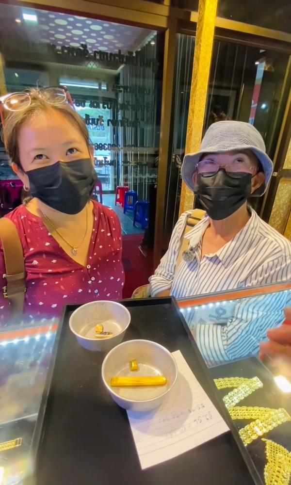 Tưởng bán tượng vàng được 4,8 tỷ đồng, người phụ nữ mang đi kiểm tra thì sốc nặng - Ảnh 2.