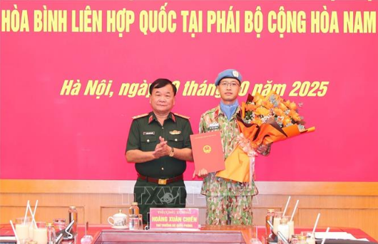 Trao quyết định cho sĩ quan đi làm nhiệm vụ gìn giữ hòa bình tại Nam Sudan- Ảnh 1. Trao quyết định cho sĩ quan đi làm nhiệm vụ gìn giữ hòa bình tại Nam Sudan- Ảnh 1.