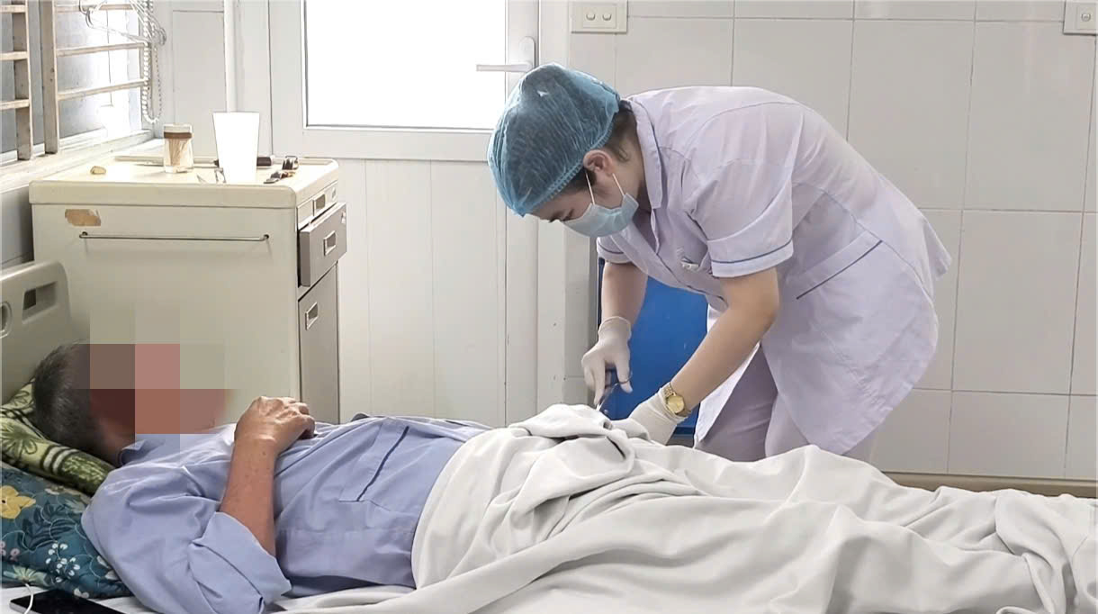 Hà Nội khẩn trương tăng cường nước sạch và an toàn thực phẩm sau mưa lũ- Ảnh 2.